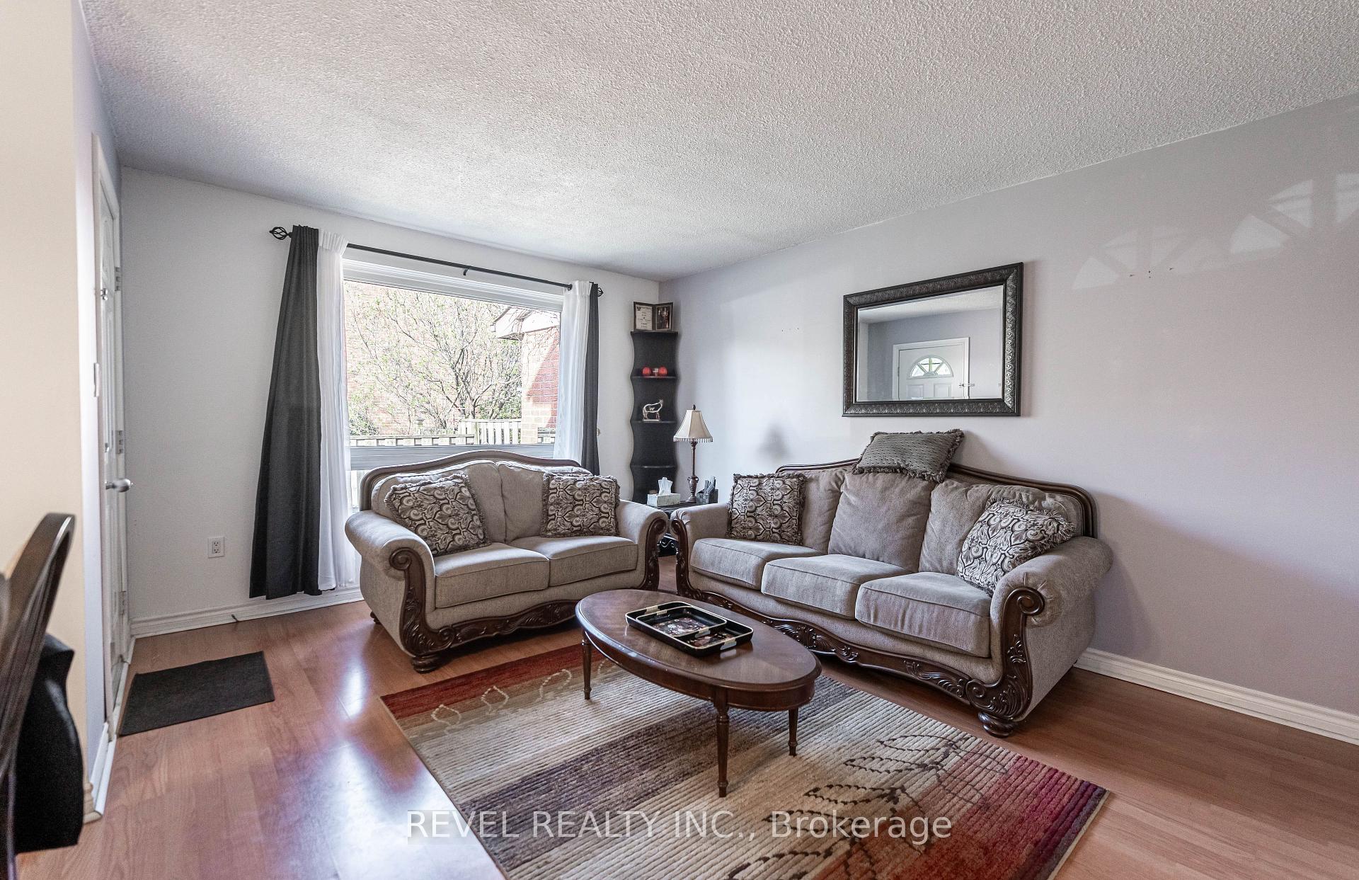 3 Bedrooms Condo at 25 Redbury,  Hamilton For sale