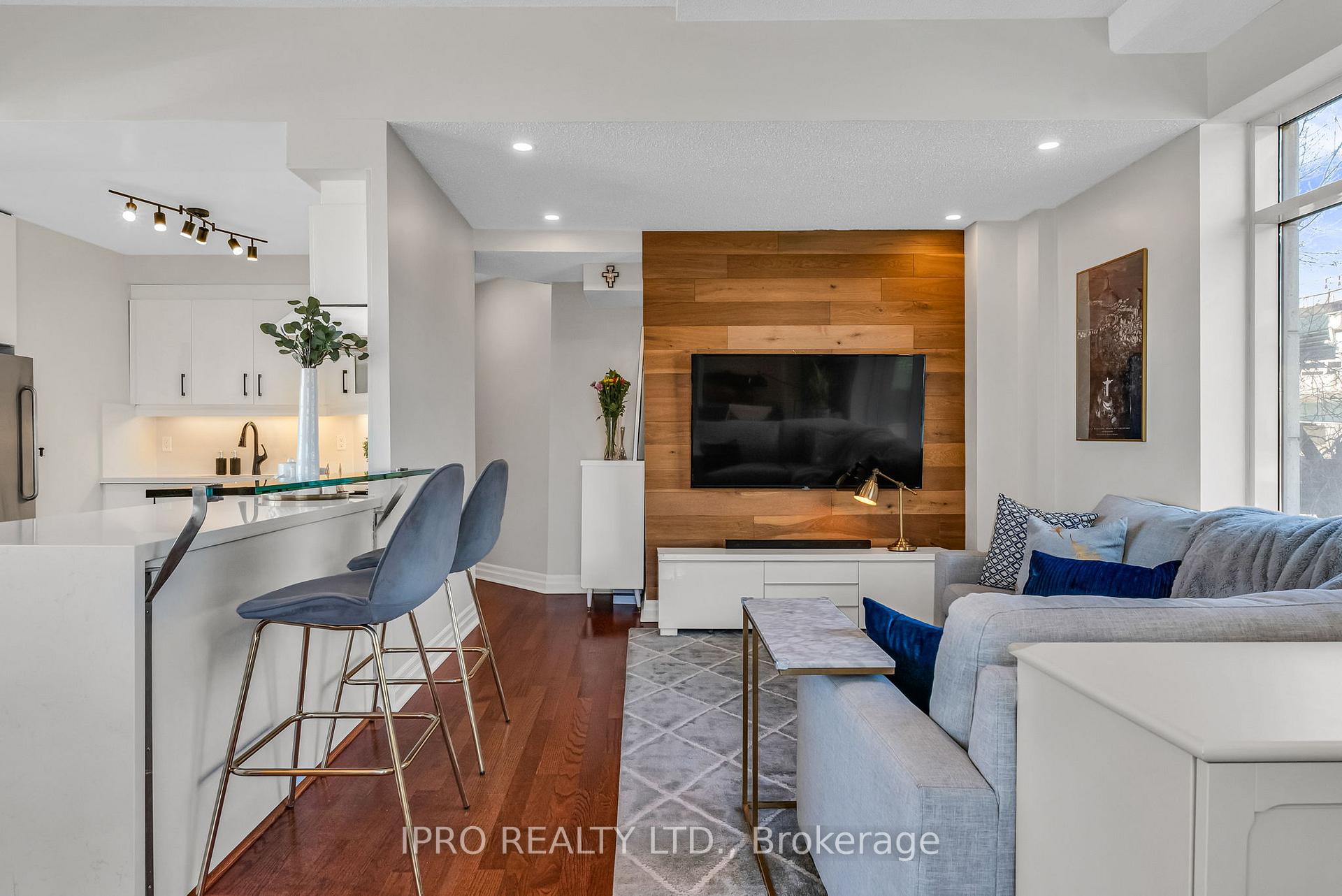 3 Bedrooms Condo at 500 Queens, Toronto For sale