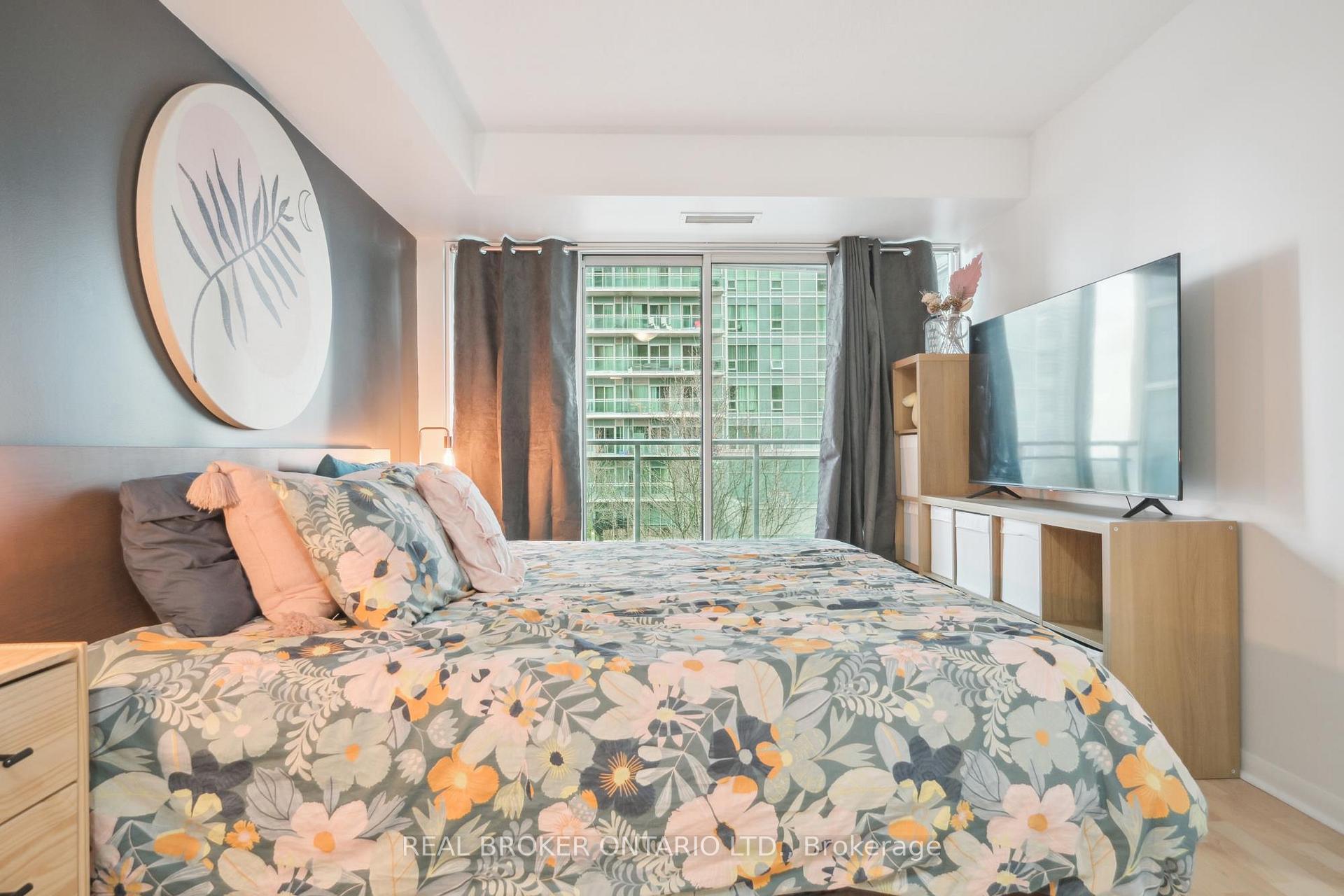3 Bedrooms Condo at 185 Legion, Toronto For sale