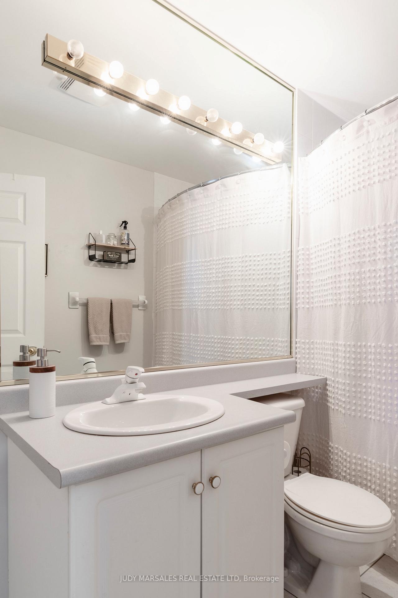 3 Bedrooms Condo at 100 Beddoe, Hamilton For sale