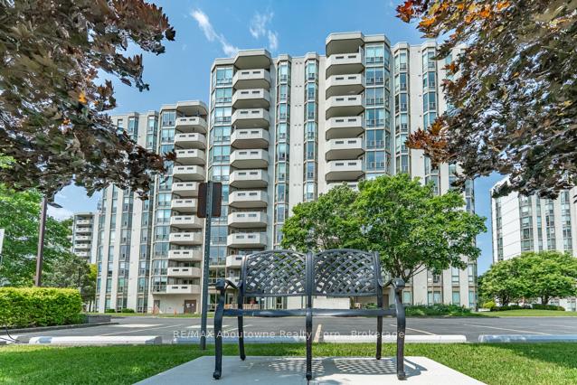 2 Bedrooms Condo at 5080 Pinedale, Burlington For sale