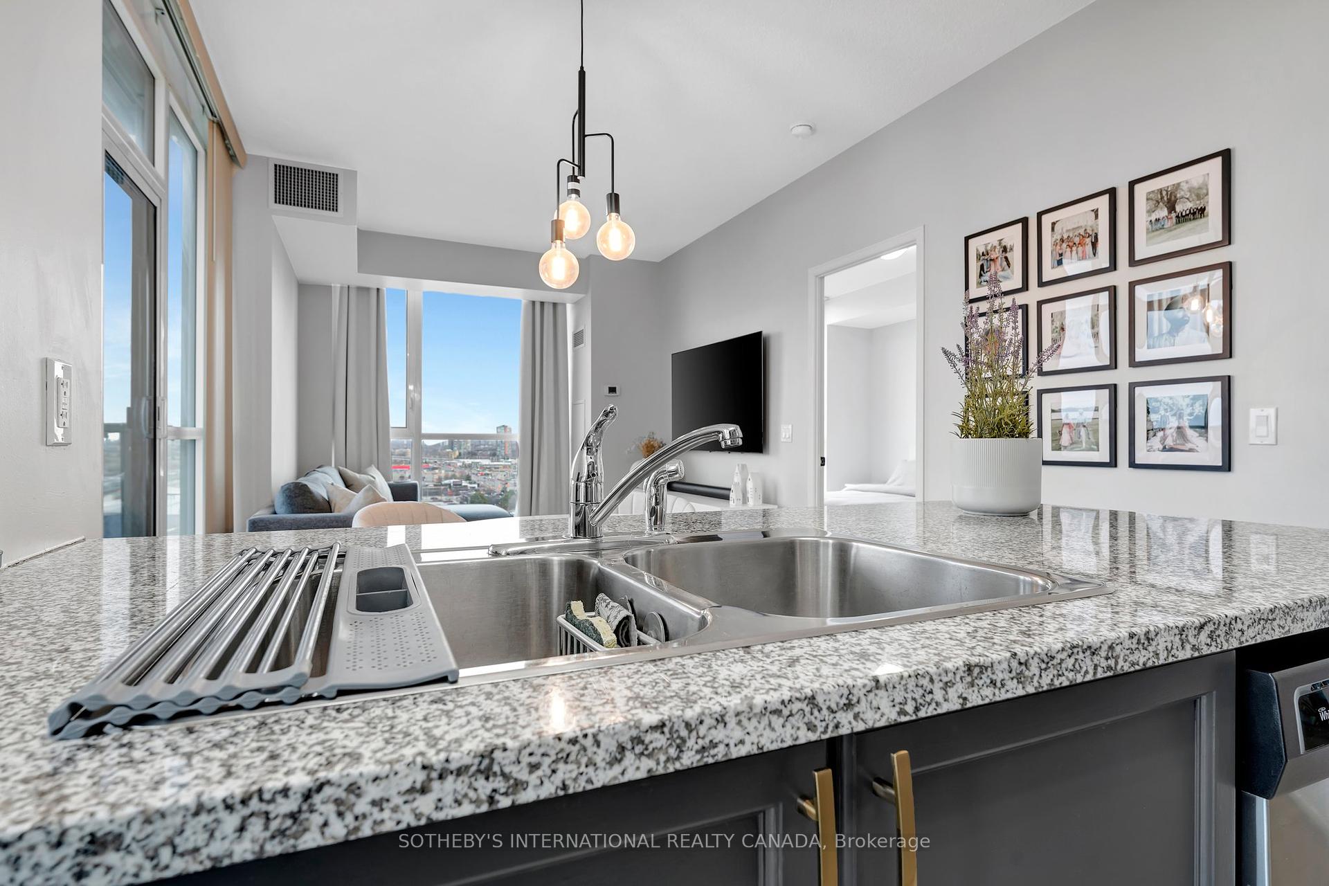 3 Bedrooms Condo at 339 Rathburn, Mississauga For sale
