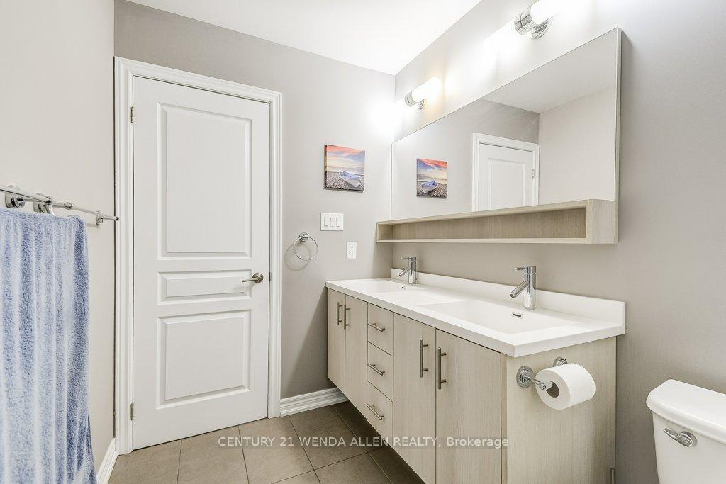 3 Bedrooms Condo at 215 Dundas,  Hamilton For sale