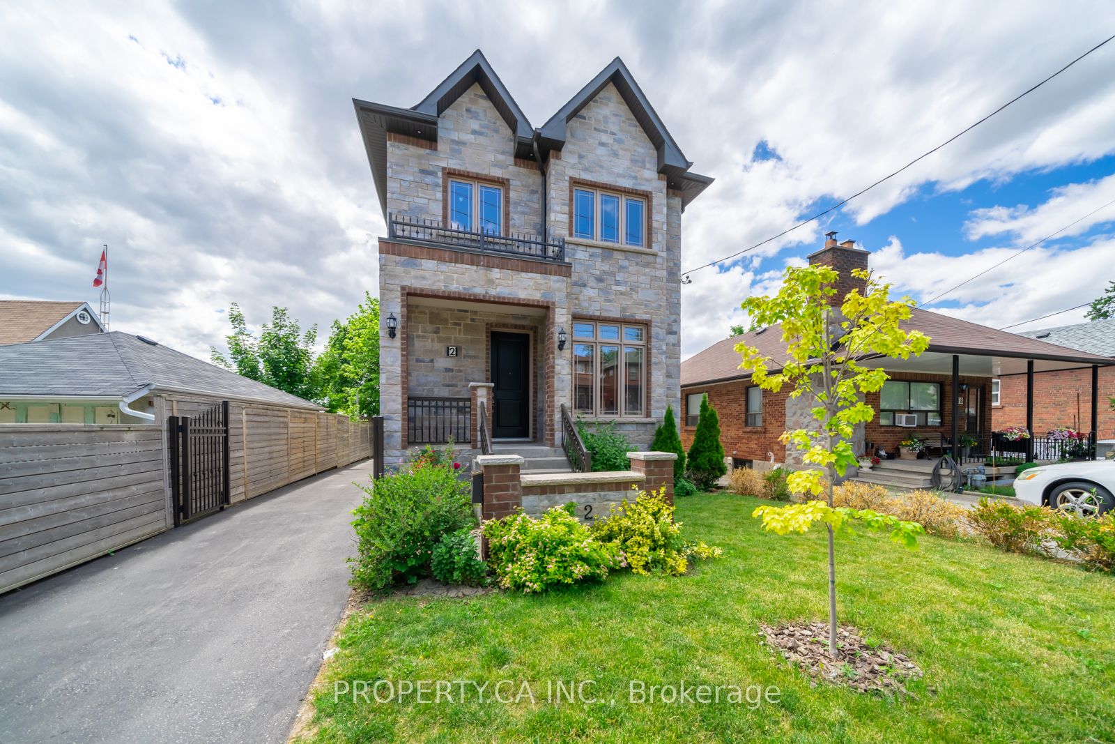 #Lower - 2 Alyward Street, Toronto, ON M6M 3L2