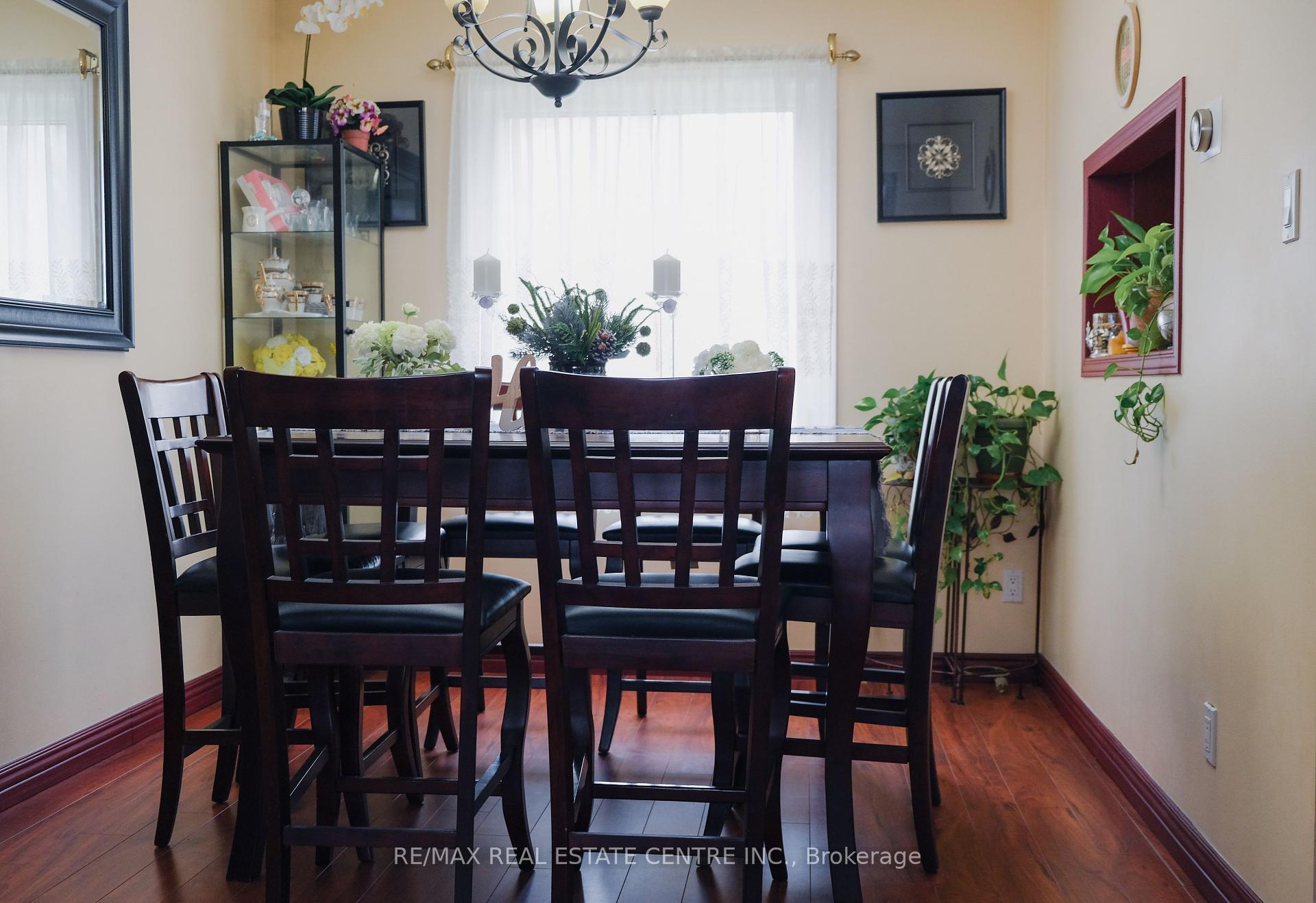 3 Bedrooms Condo at 7080 Copenhagen, Mississauga For sale
