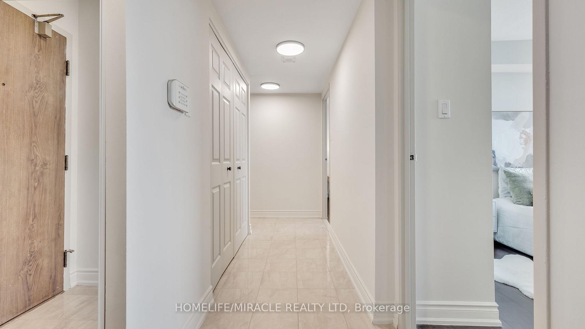3 Bedrooms Condo at 550 Webb, Mississauga For sale