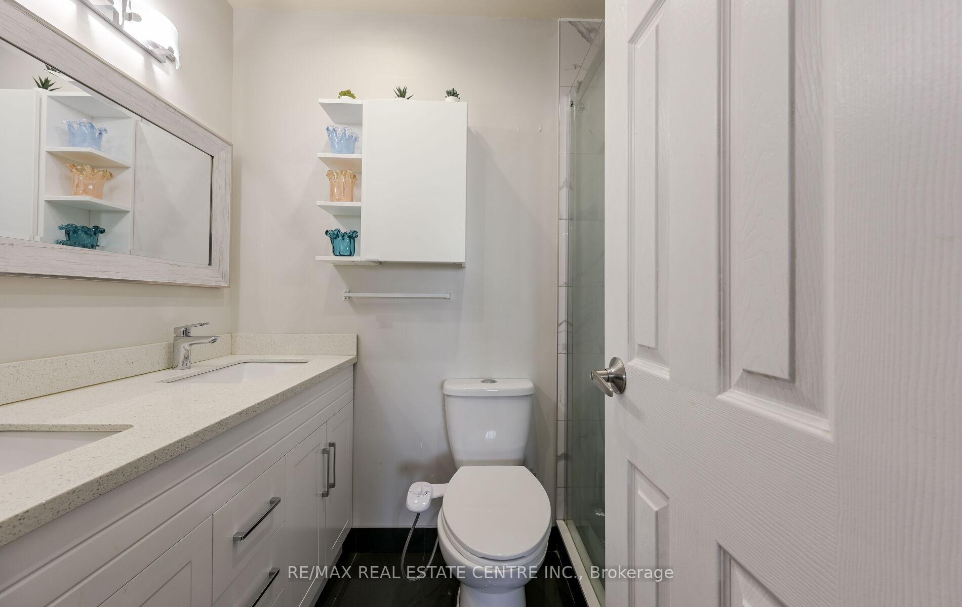 3 Bedrooms Condo at 200 Robert Speck, Mississauga For sale