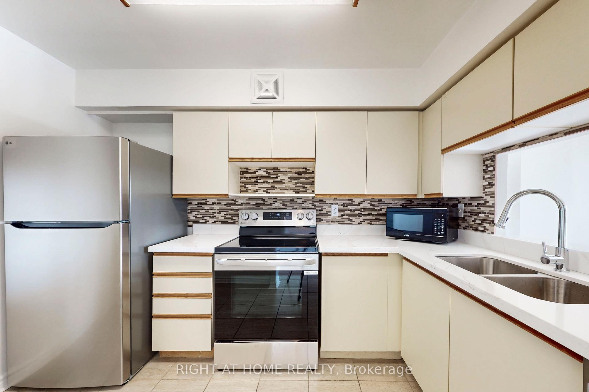 3 Bedrooms Condo at 4 Park Vista, Toronto For sale
