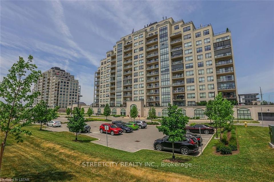240 Villagewalk