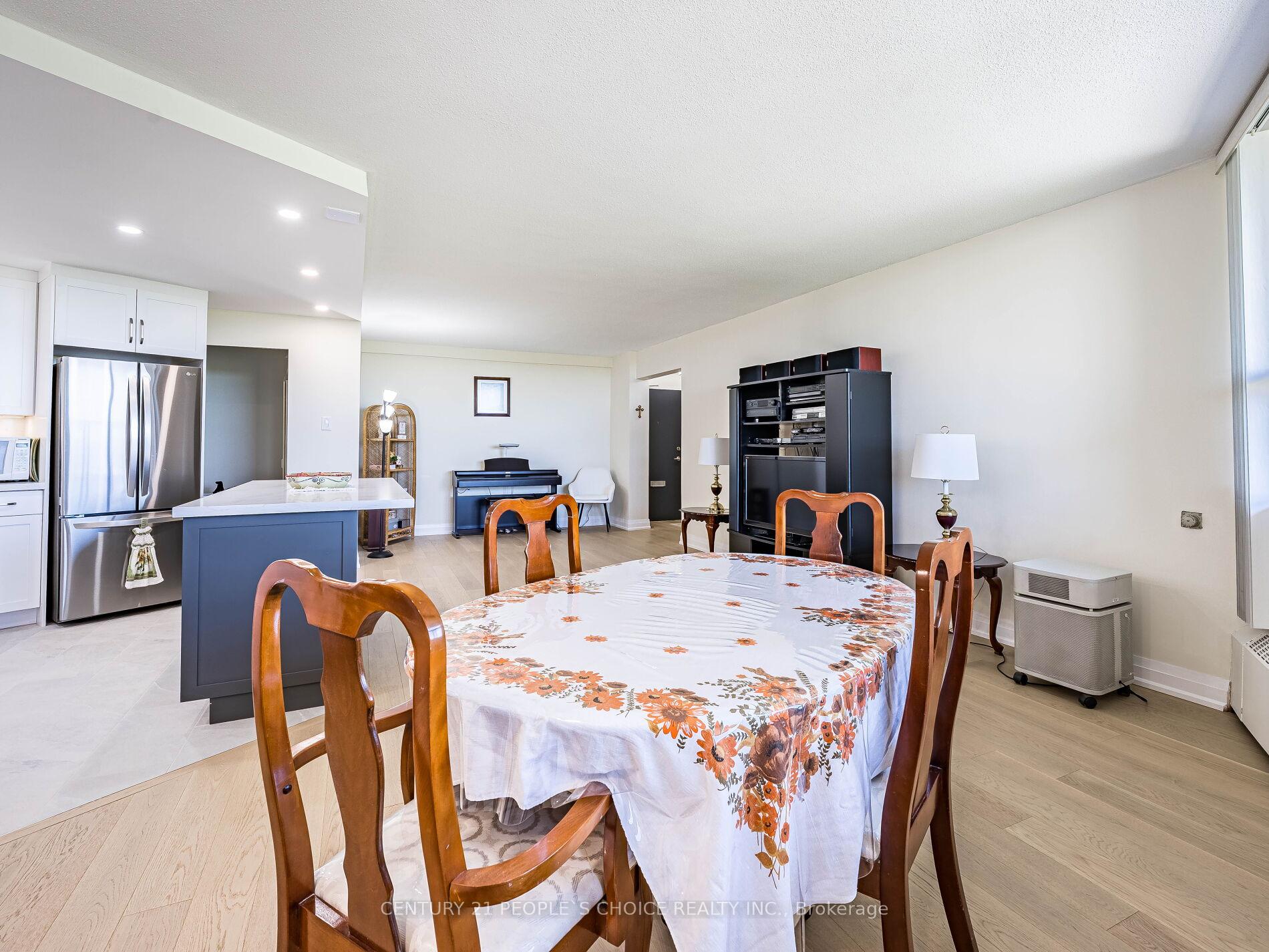 2 Bedrooms Condo at 451 The West Mall, Toronto For sale