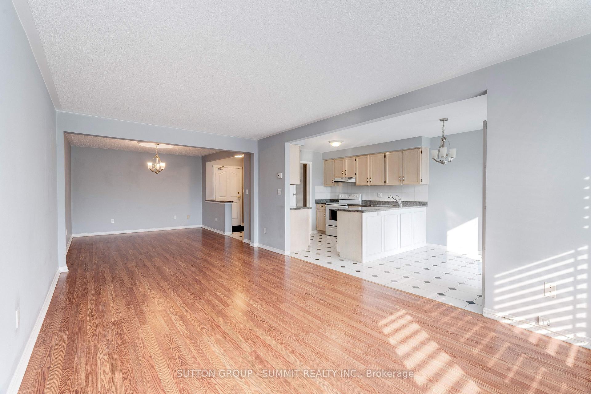 2 Bedrooms Condo at 3050 Pinemeadow, Burlington For sale