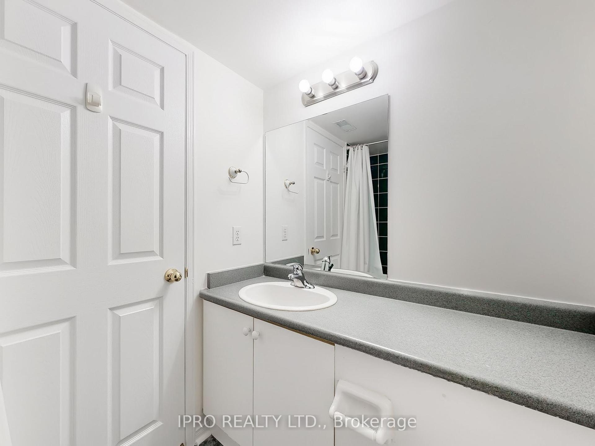 2 Bedrooms Condo at 32 Tannery, Mississauga For sale