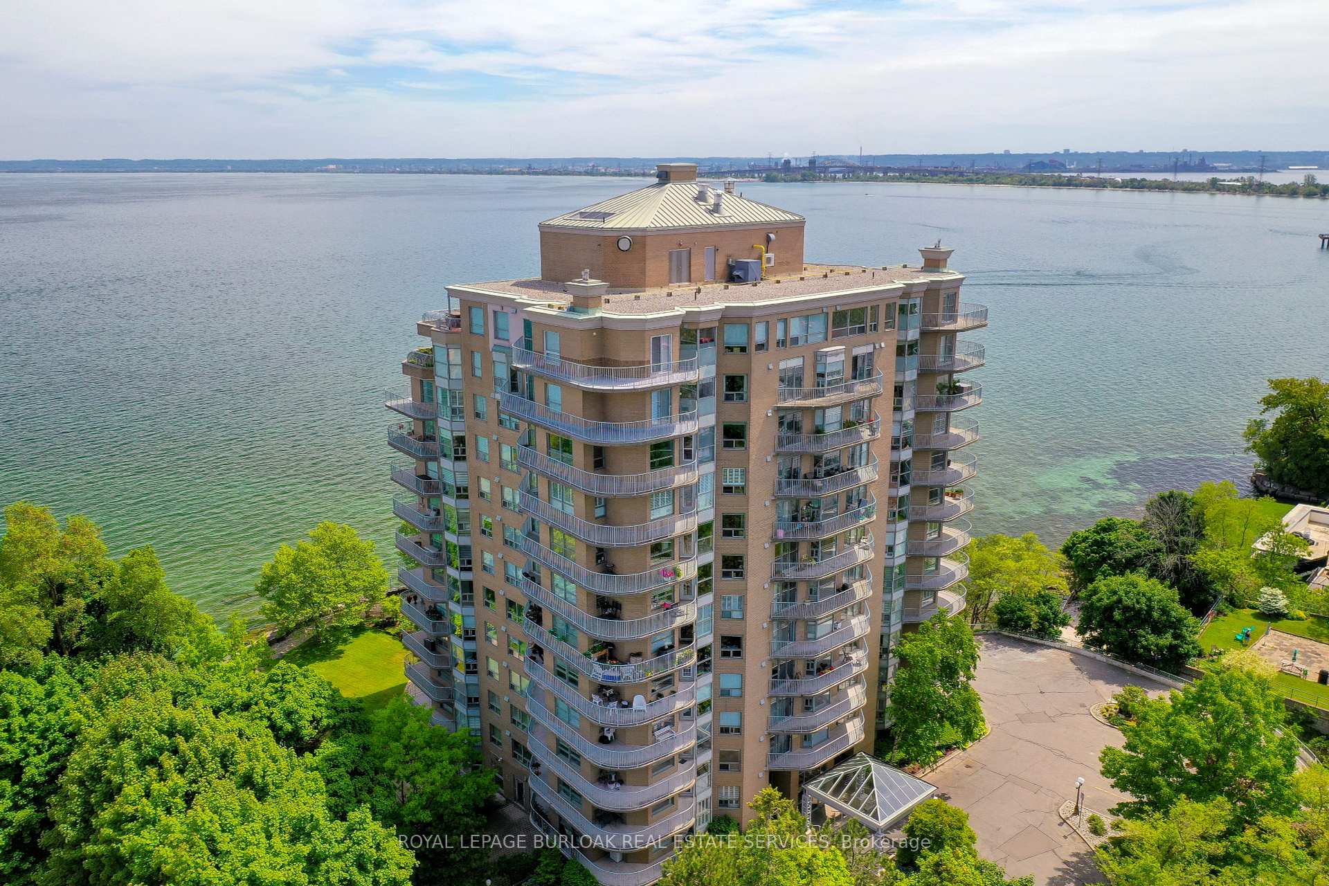 2 Bedrooms Condo at 2190 Lakeshore, Burlington For sale