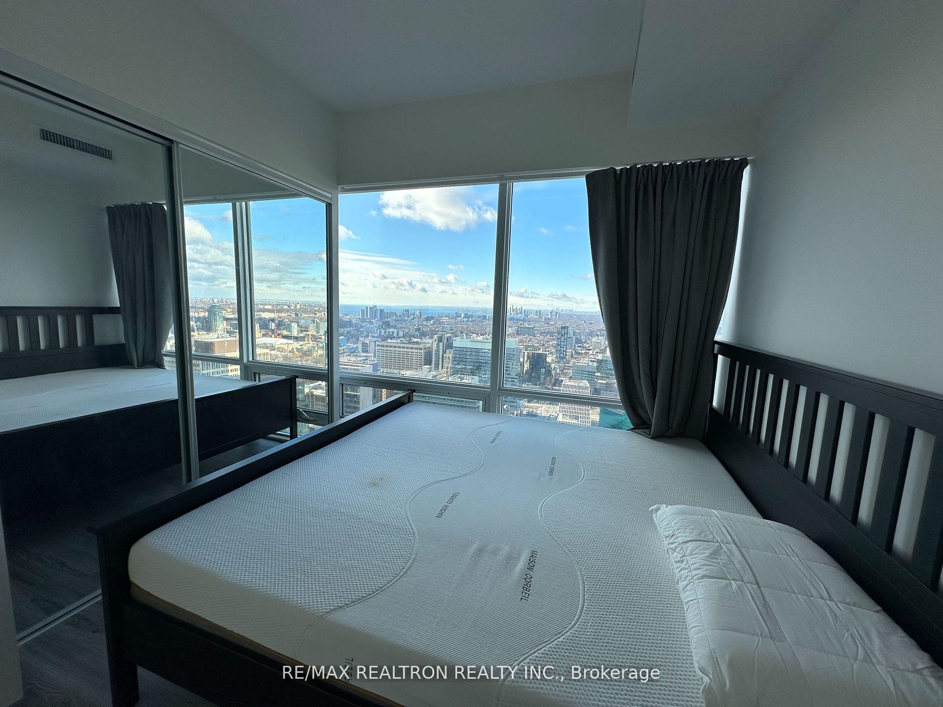 3 Bedrooms Condo at 15 Grenville,  Toronto For sale