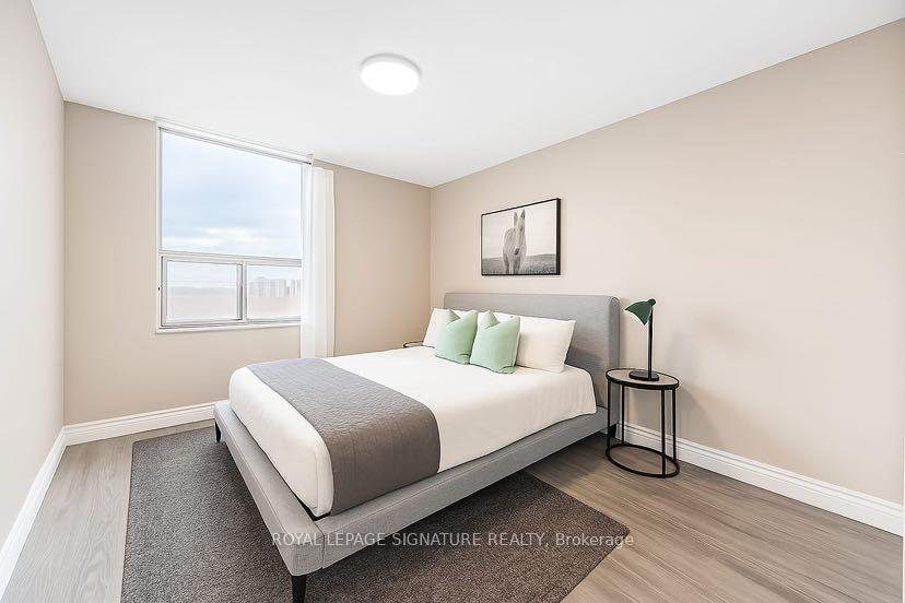 3 Bedrooms Condo at 5 Shady, Toronto For sale