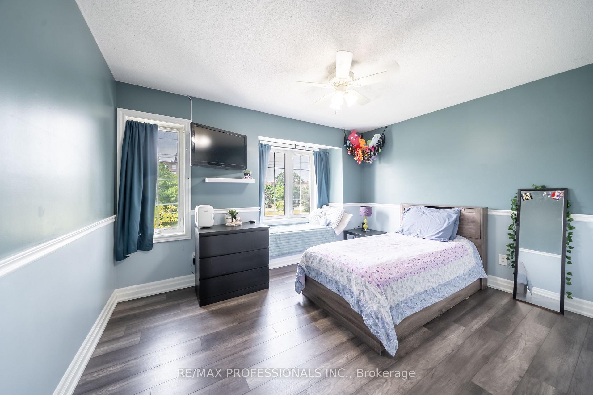 2 Bedrooms Condo at 3480 Upper Middle, Burlington For sale