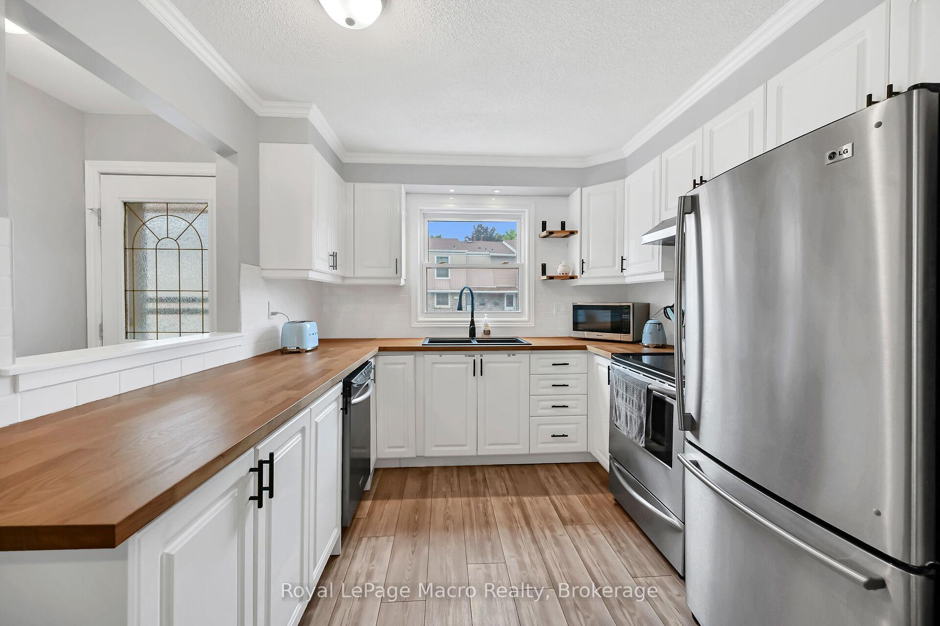 3 Bedrooms Condo at 10 Angus, Hamilton For sale