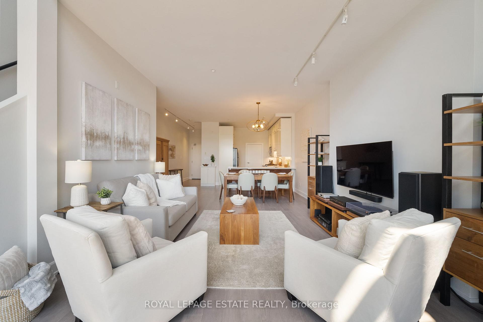 2 Bedrooms Condo at 160 Fallingbrook, Toronto For sale