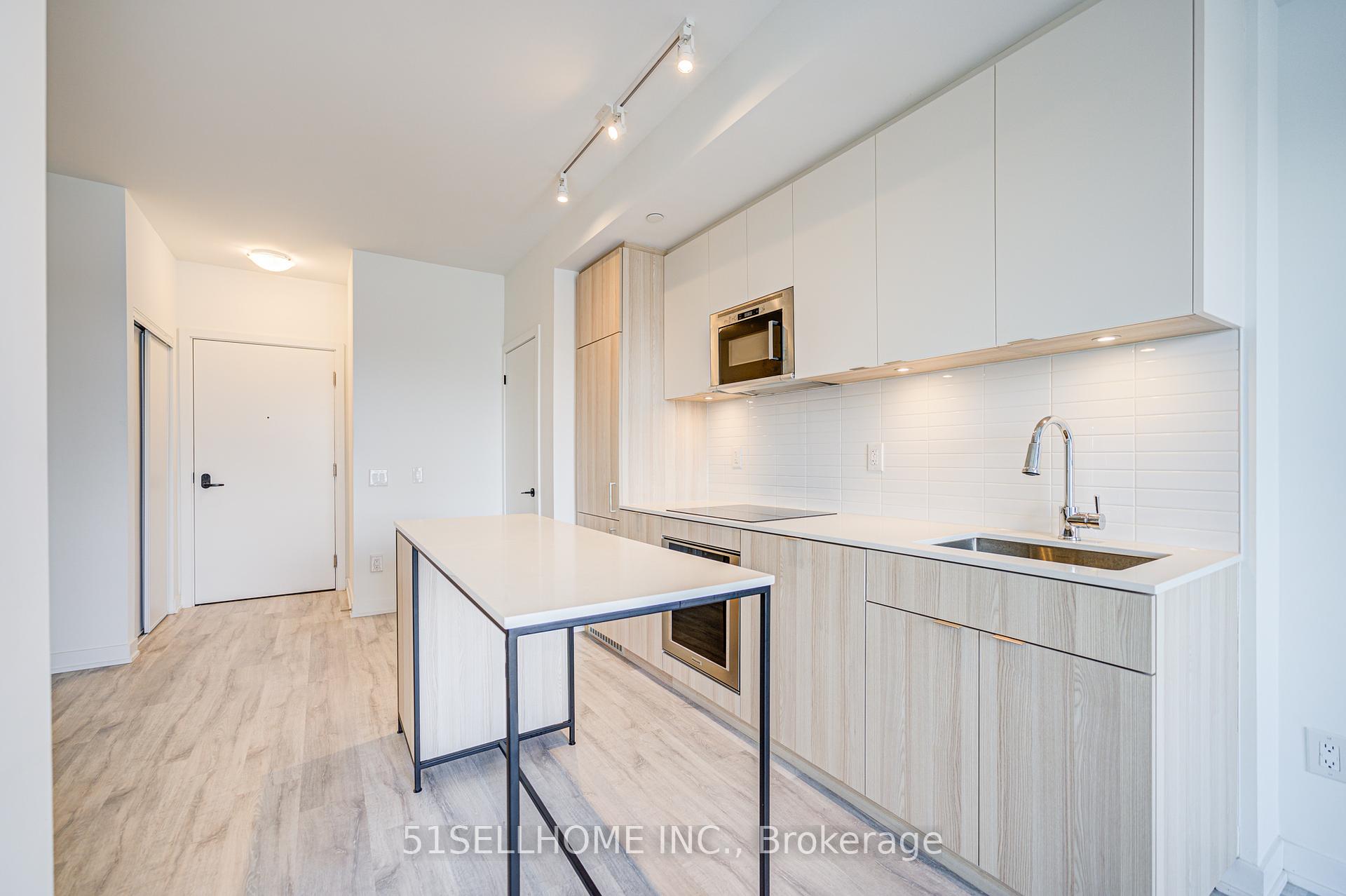 2 Bedrooms Condo at 215 Lakeshore,  Mississauga For sale