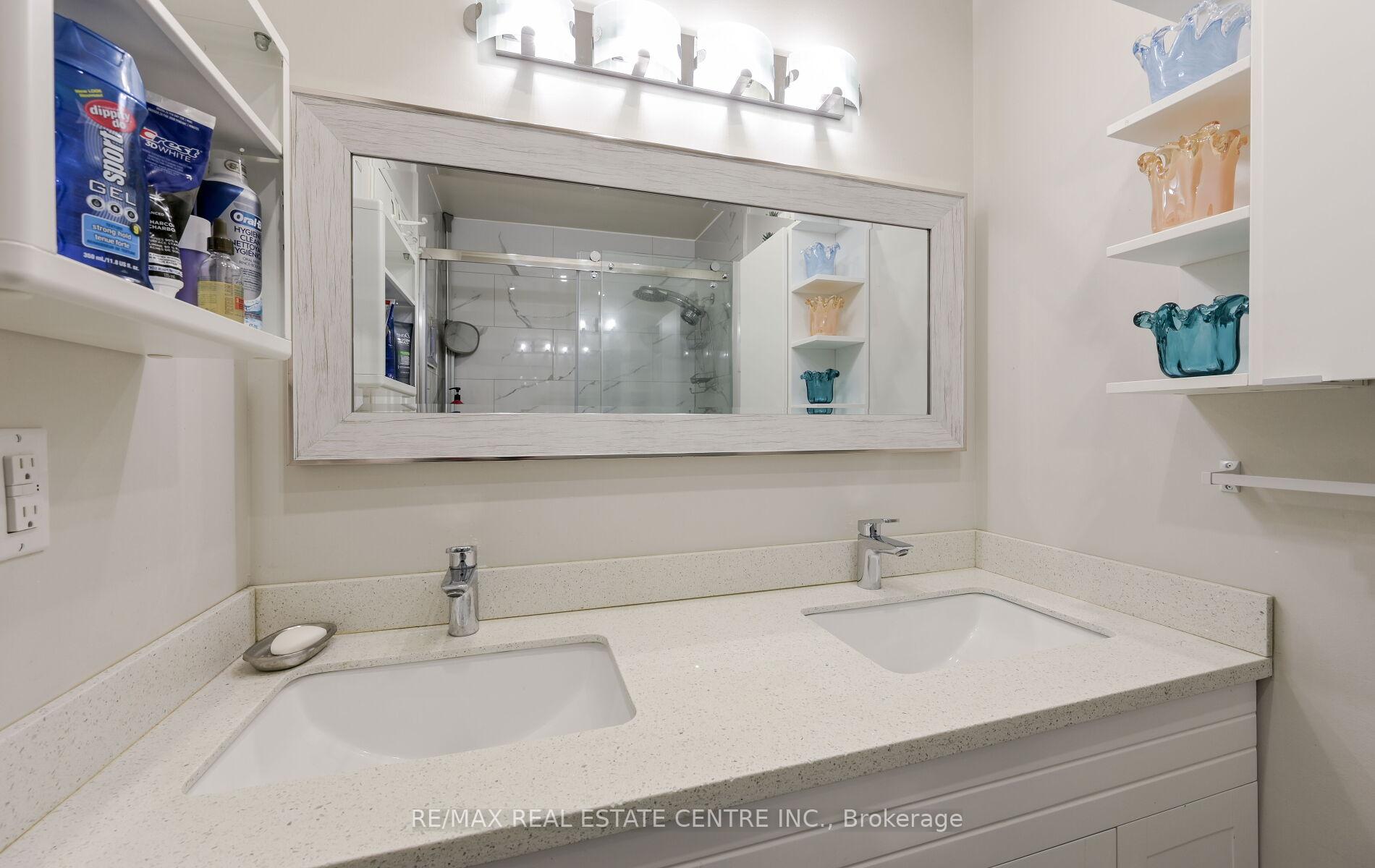 3 Bedrooms Condo at 200 Robert Speck, Mississauga For sale