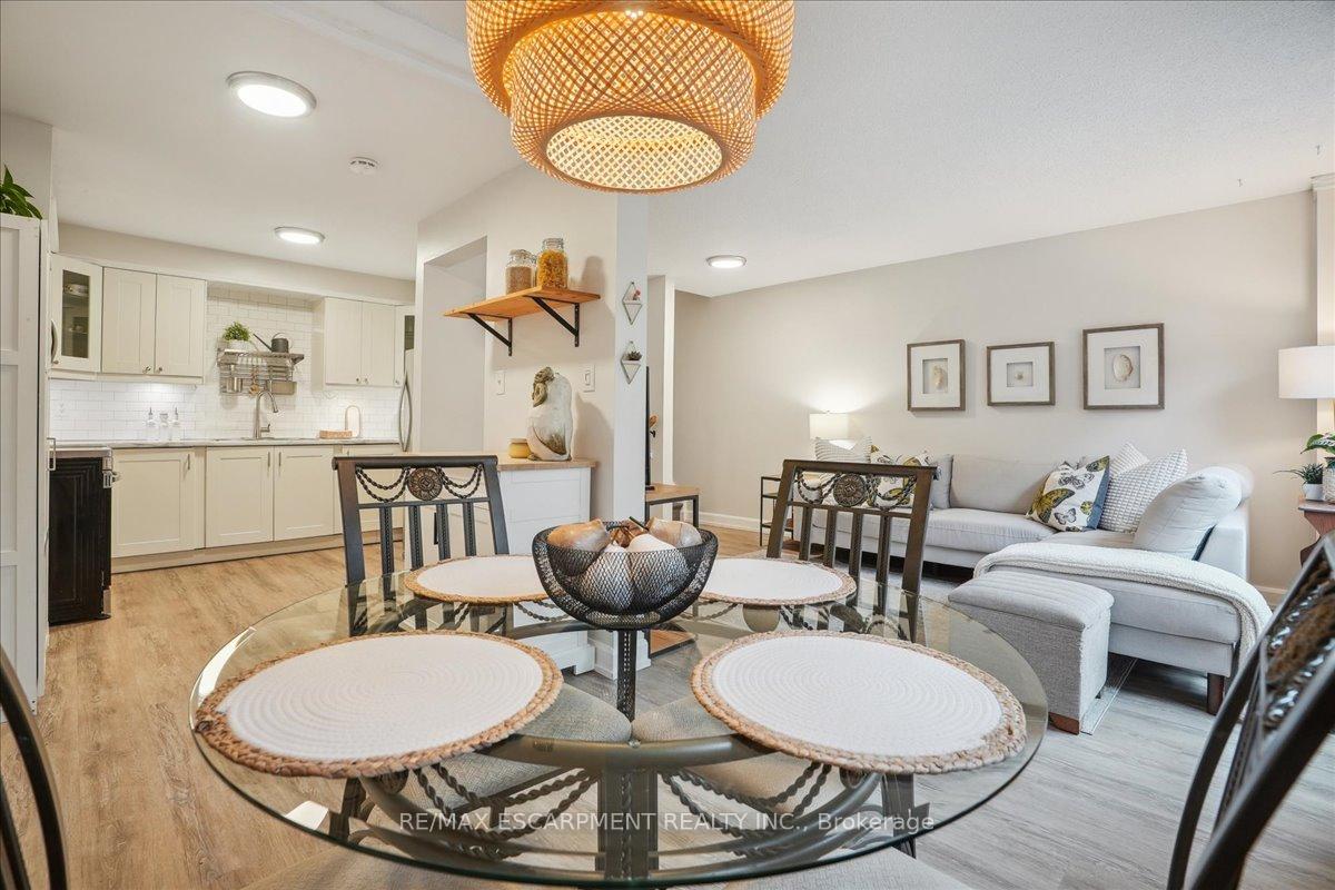 3 Bedrooms Condo at 680 Regency, Burlington For sale