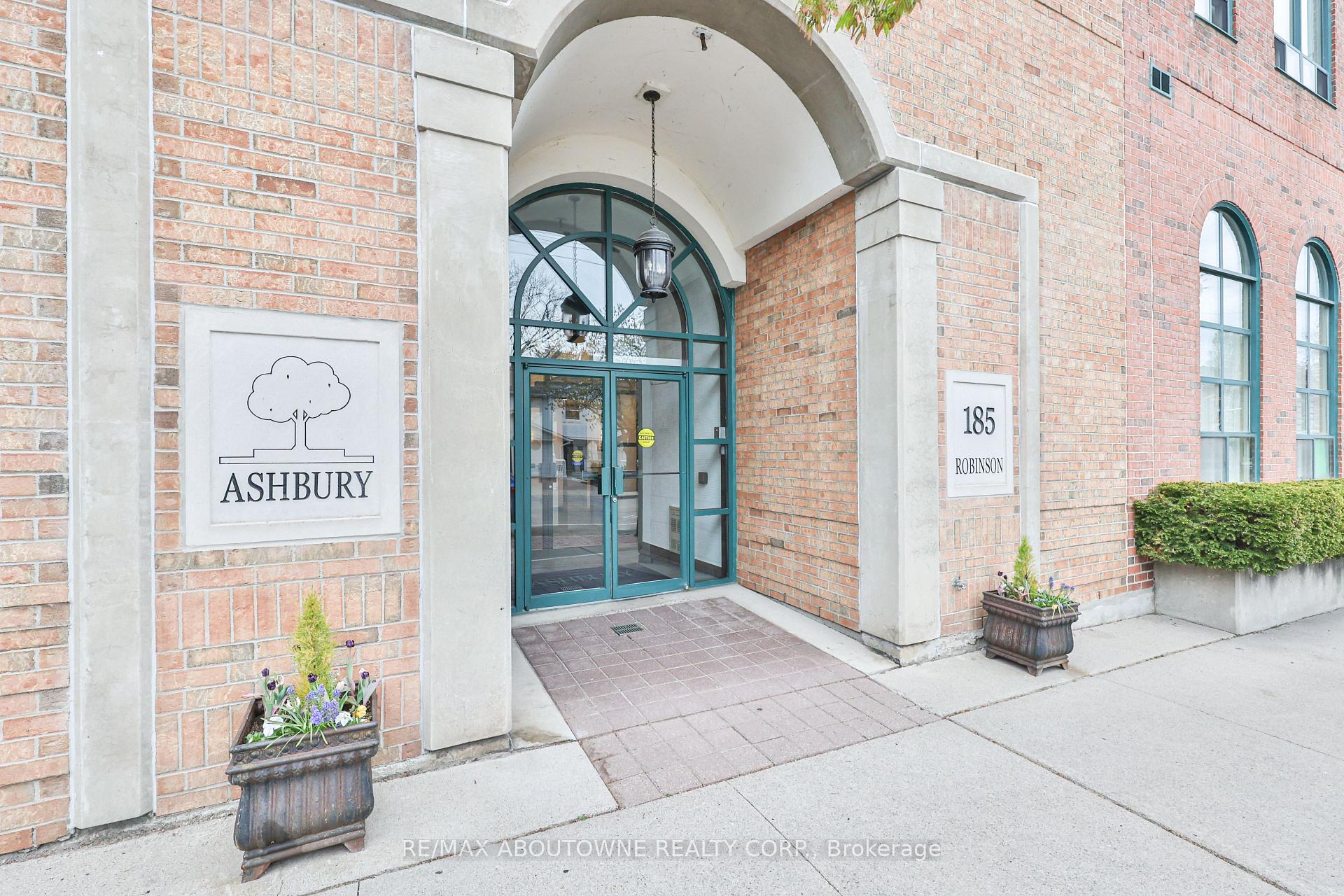 2 Bedrooms Condo at 185 Robinson, Oakville For sale