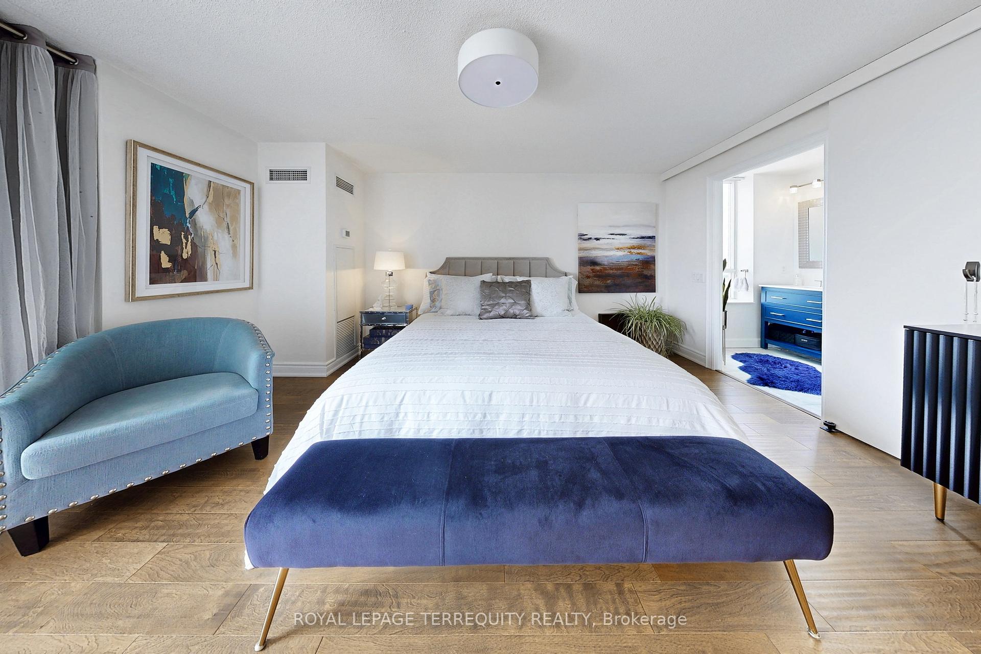 3 Bedrooms Condo at 2 Clairtrell, Toronto For sale