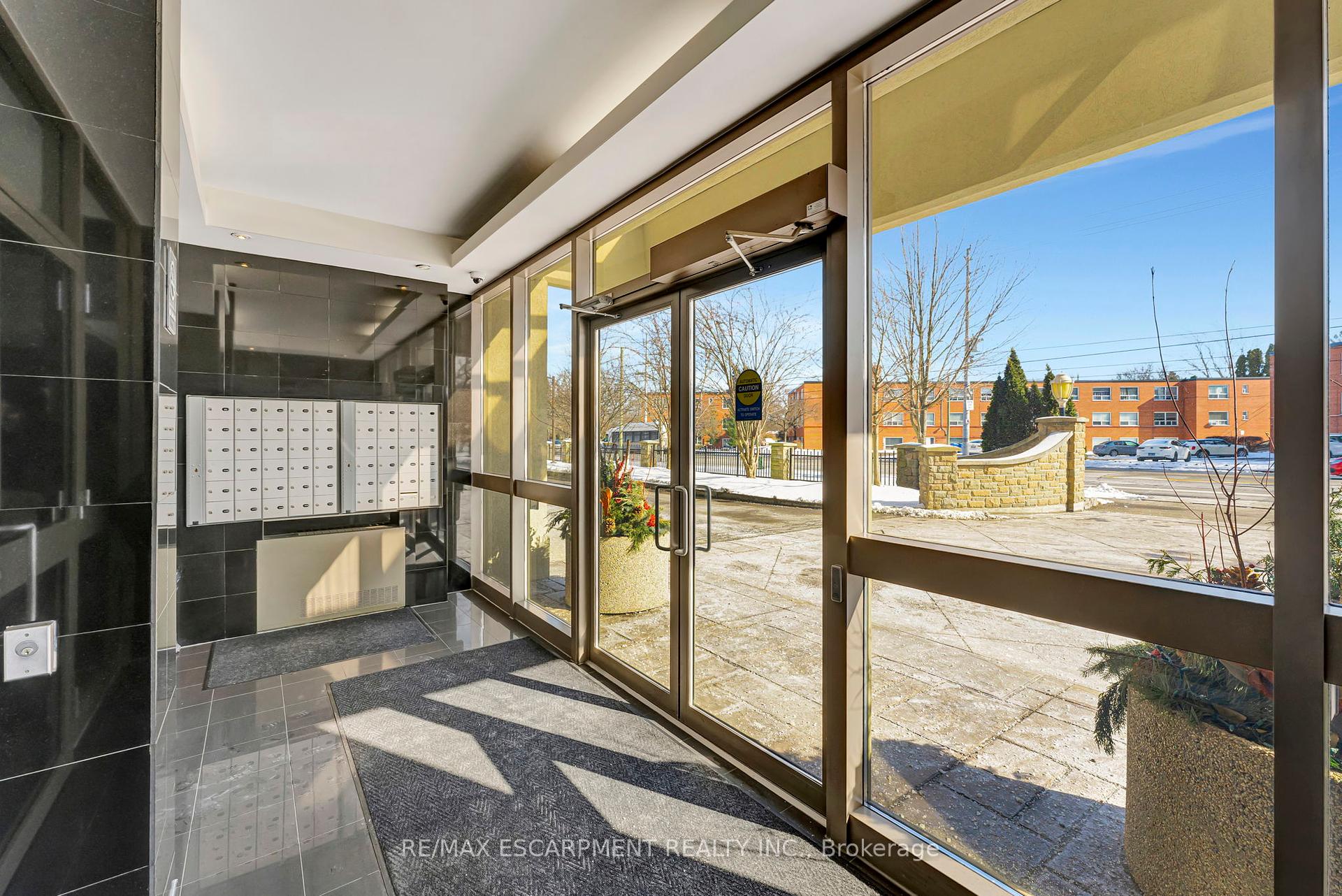 2 Bedrooms Condo at 1770 Main,  Hamilton For sale