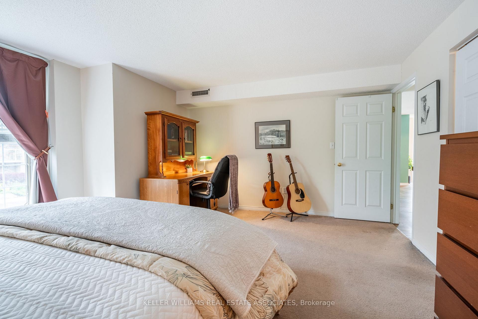 2 Bedrooms Condo at 216 Plains, Burlington For sale