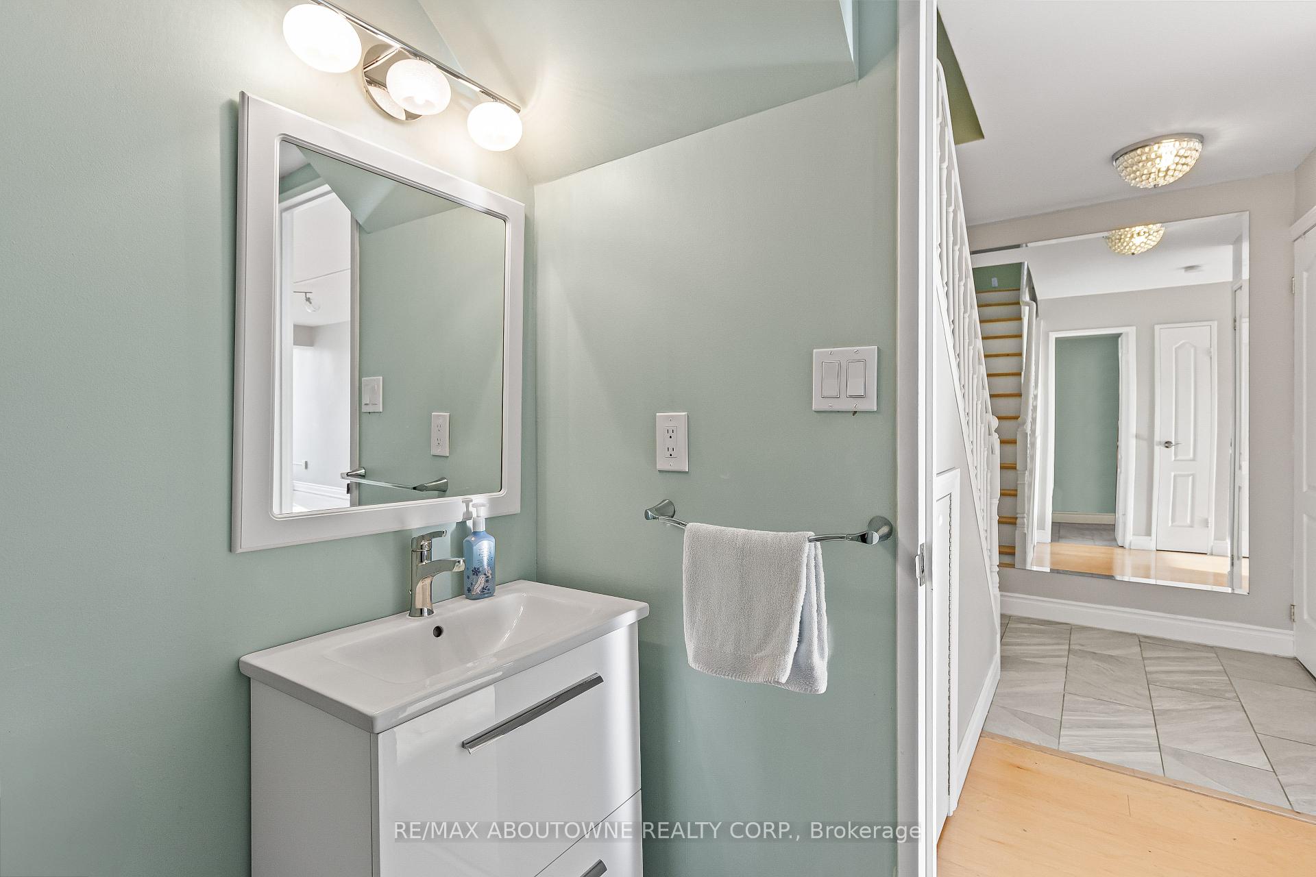 3 Bedrooms Condo at 1300 Marlborough, Oakville For sale
