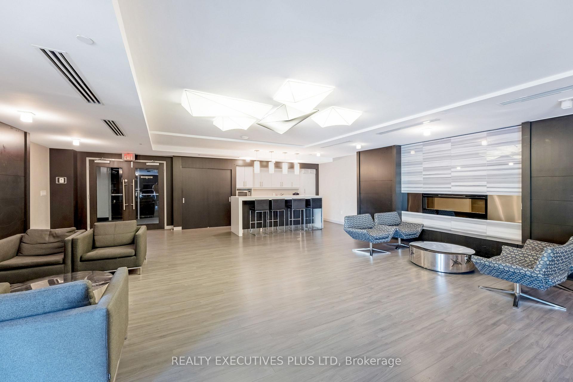 3 Bedrooms Condo at 8 Fieldway, Toronto For sale