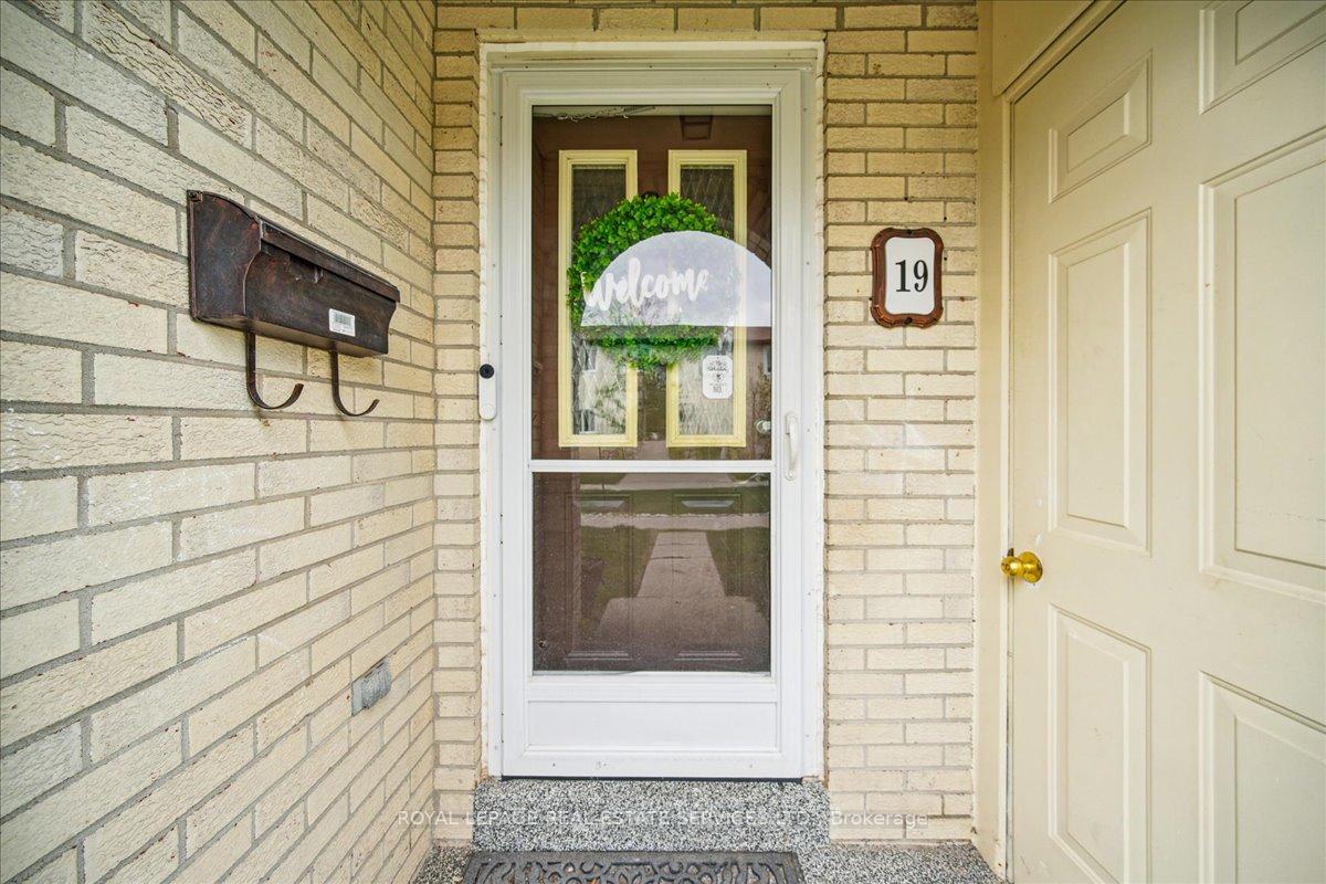 4 Bedrooms Condo at 1450 Sixth, Oakville For sale