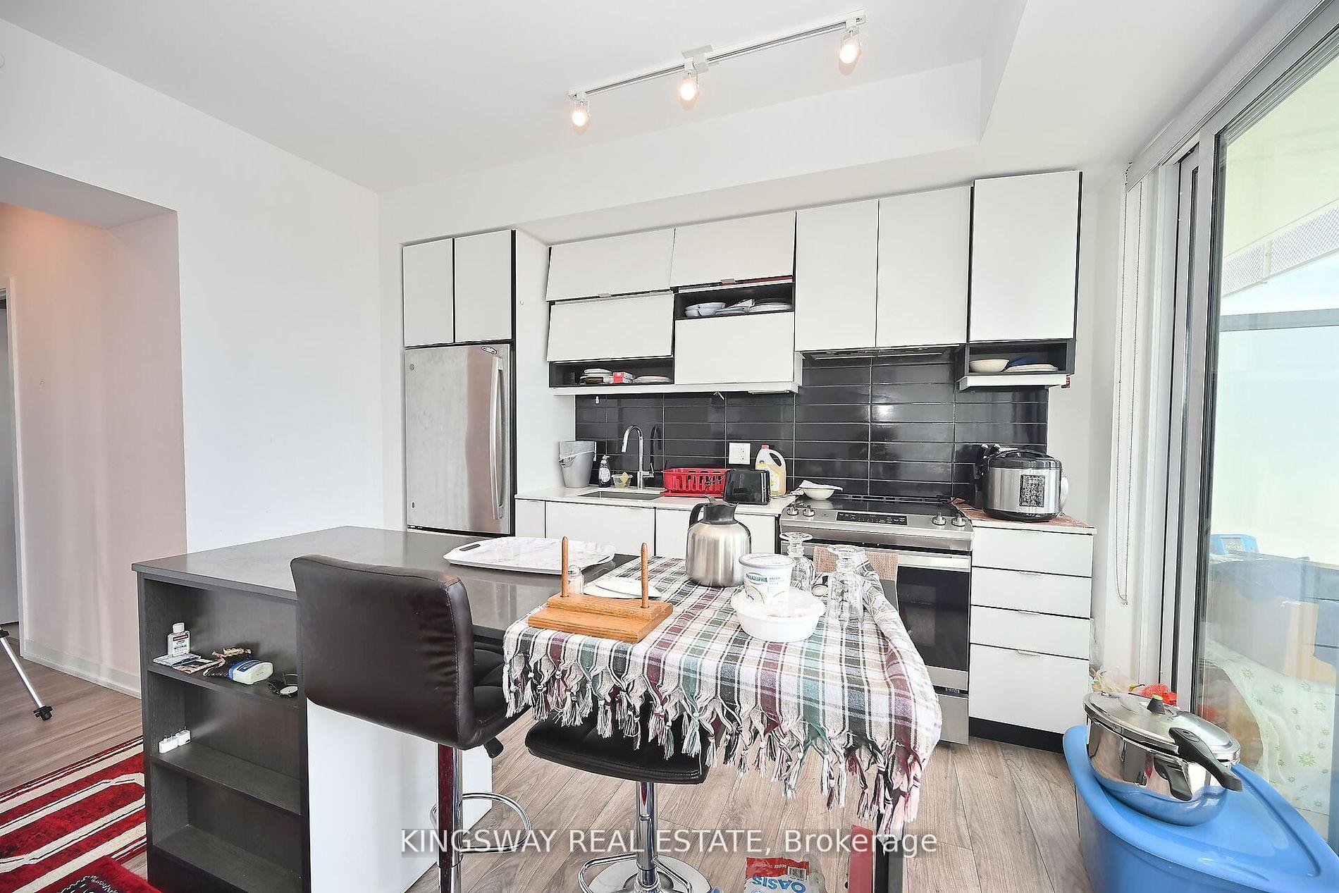 2 Bedrooms Condo at 4065 Confederation, Mississauga For sale