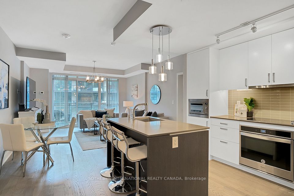 1575 Lakeshore