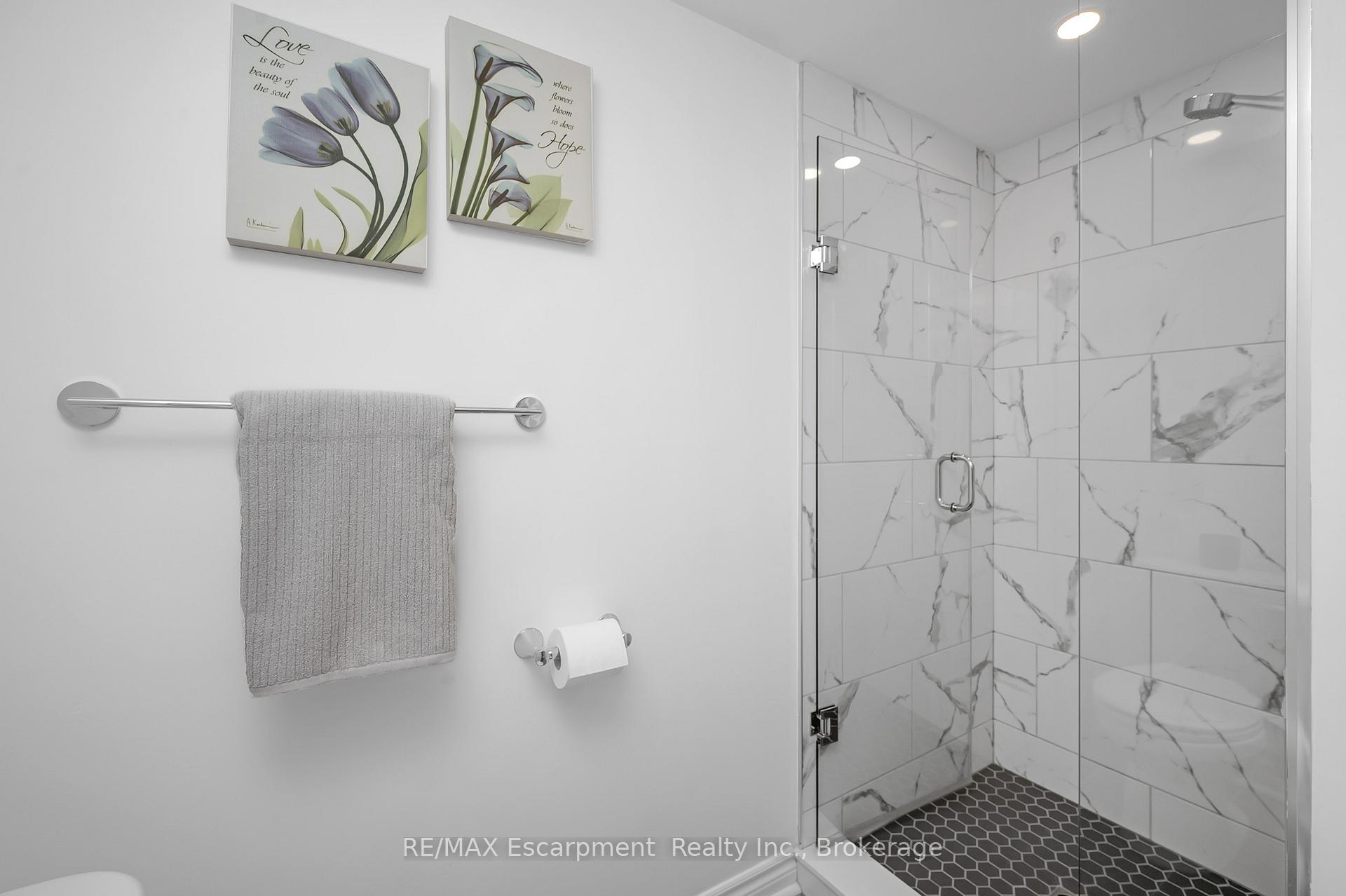 3 Bedrooms Condo at 1237 North Shore, Burlington For sale