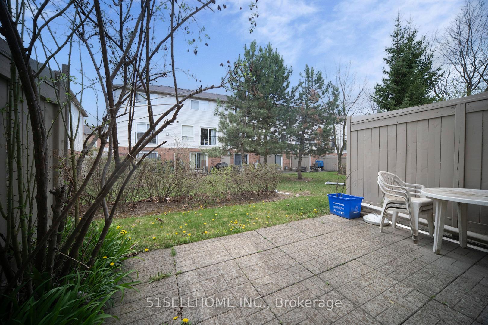 4 Bedrooms Condo at 858 Scollard,  Mississauga For sale