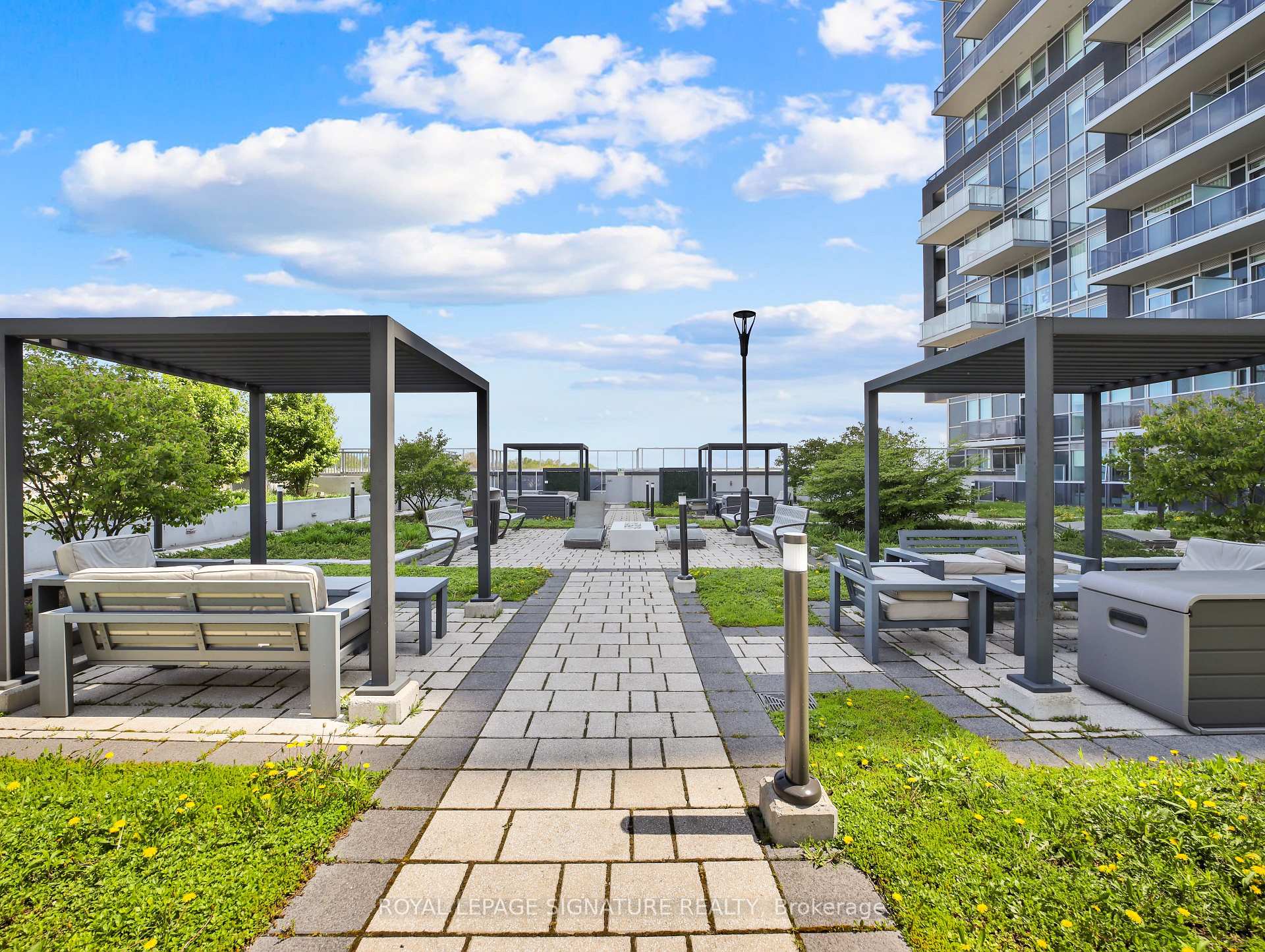 2 Bedrooms Condo at 2081 Fairview, Burlington For sale