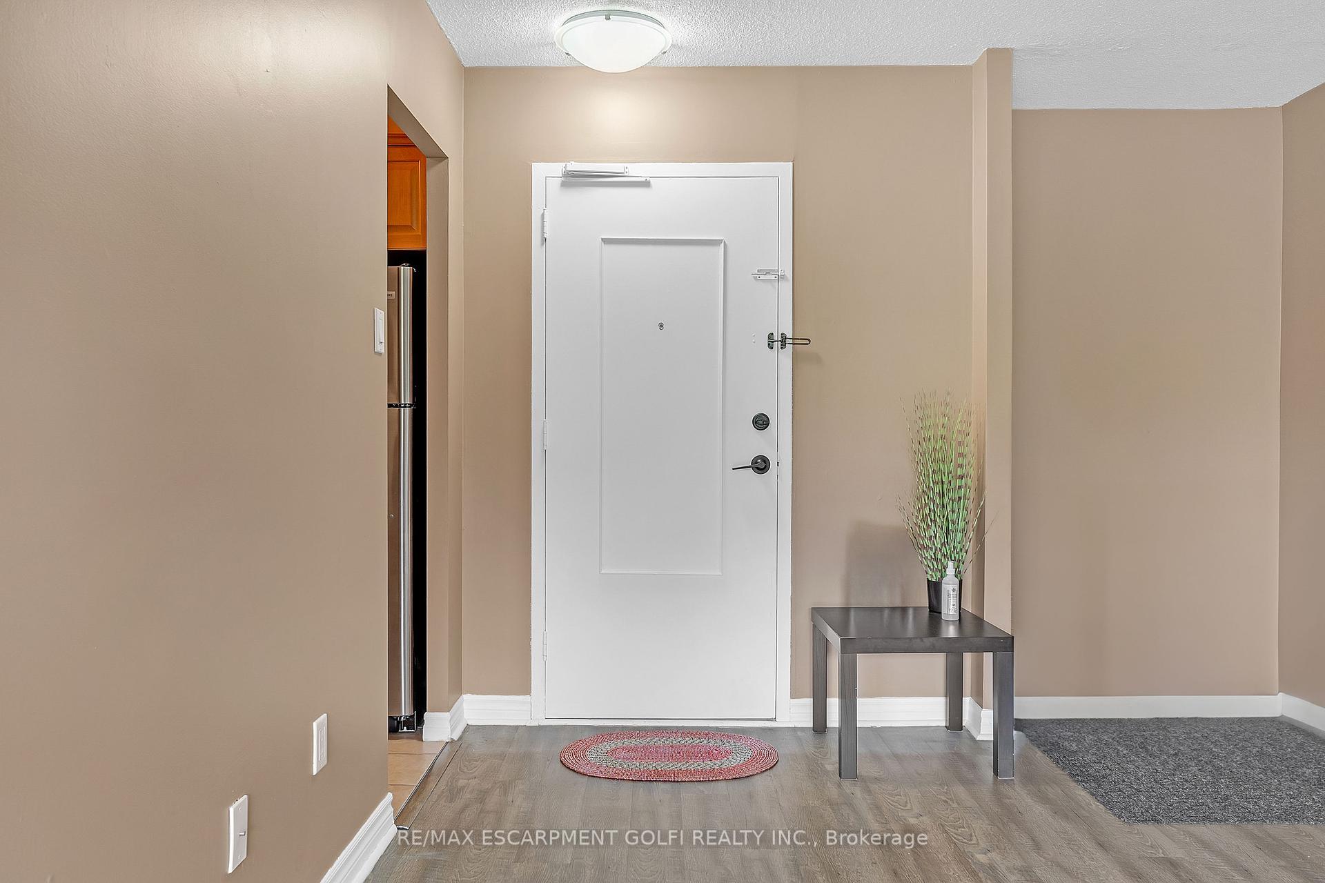 3 Bedrooms Condo at 1966 Main, Hamilton For sale