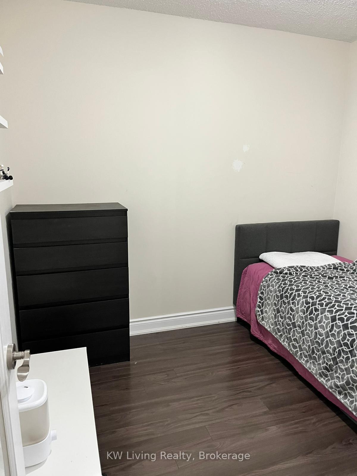2 Bedrooms Condo at 15 Greenview, Toronto For sale