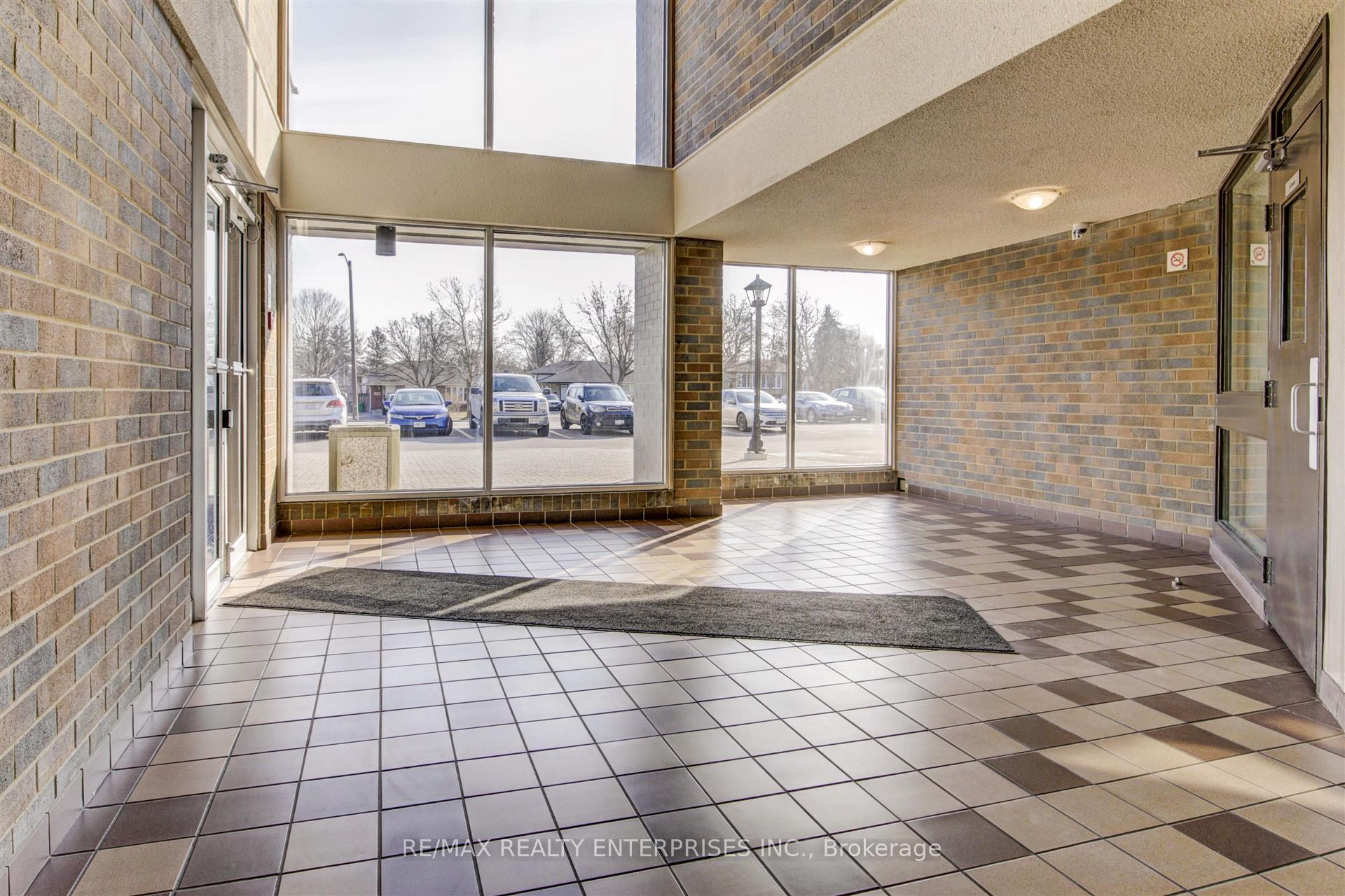 3 Bedrooms Condo at 2001 Bonnymede, Mississauga For sale