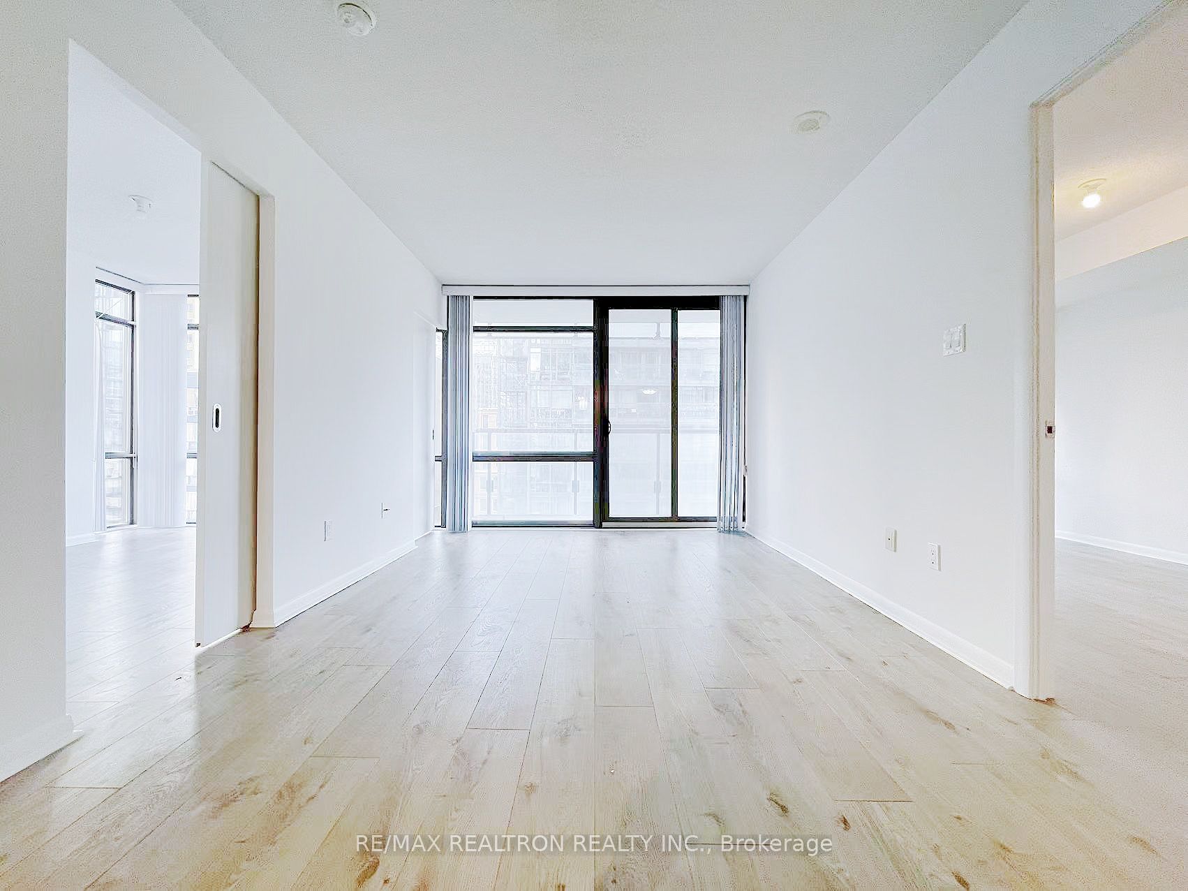 37 Grosvenor Street, #1009