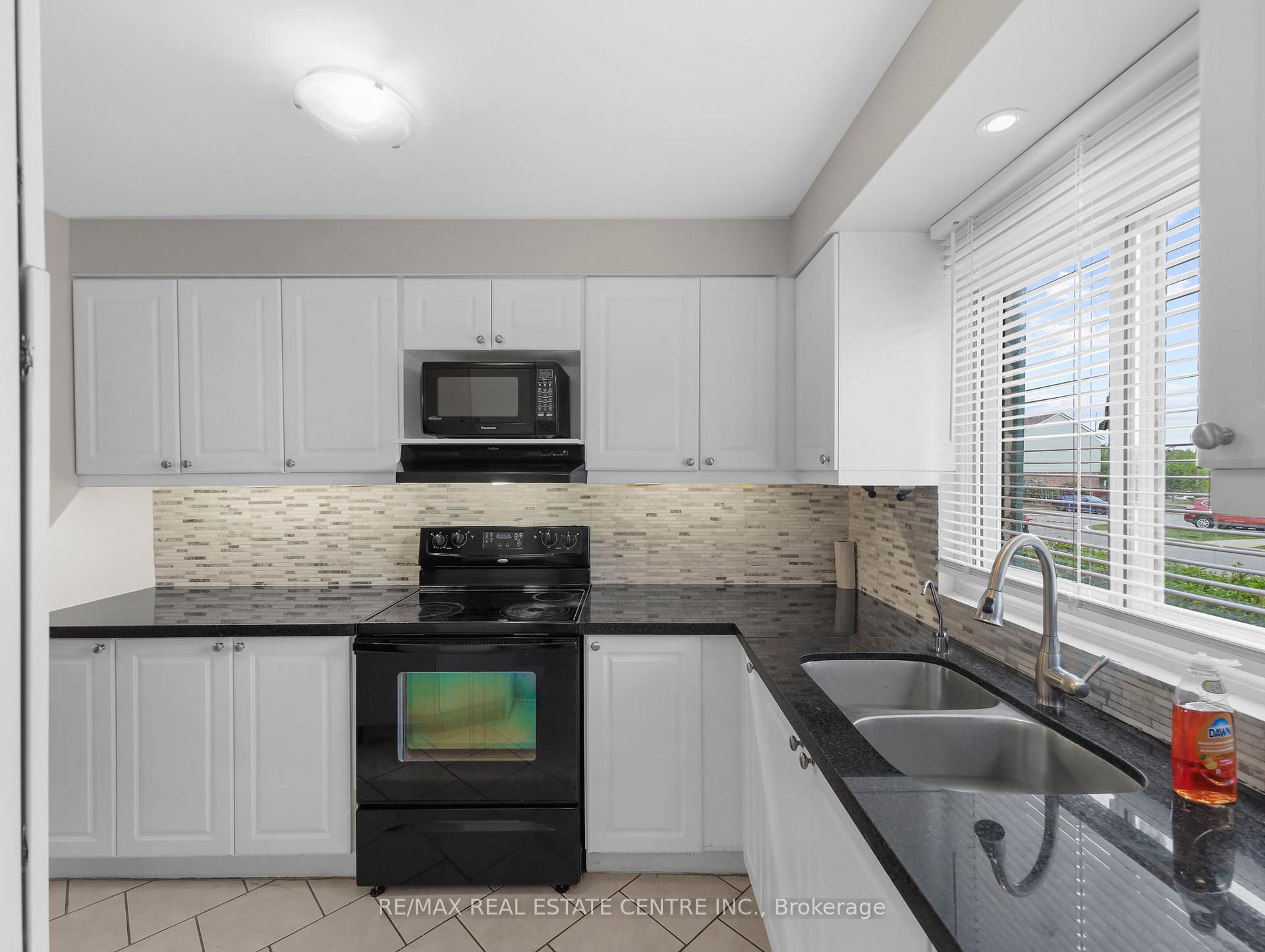 3 Bedrooms Condo at 2779 Gananoque, Mississauga For sale