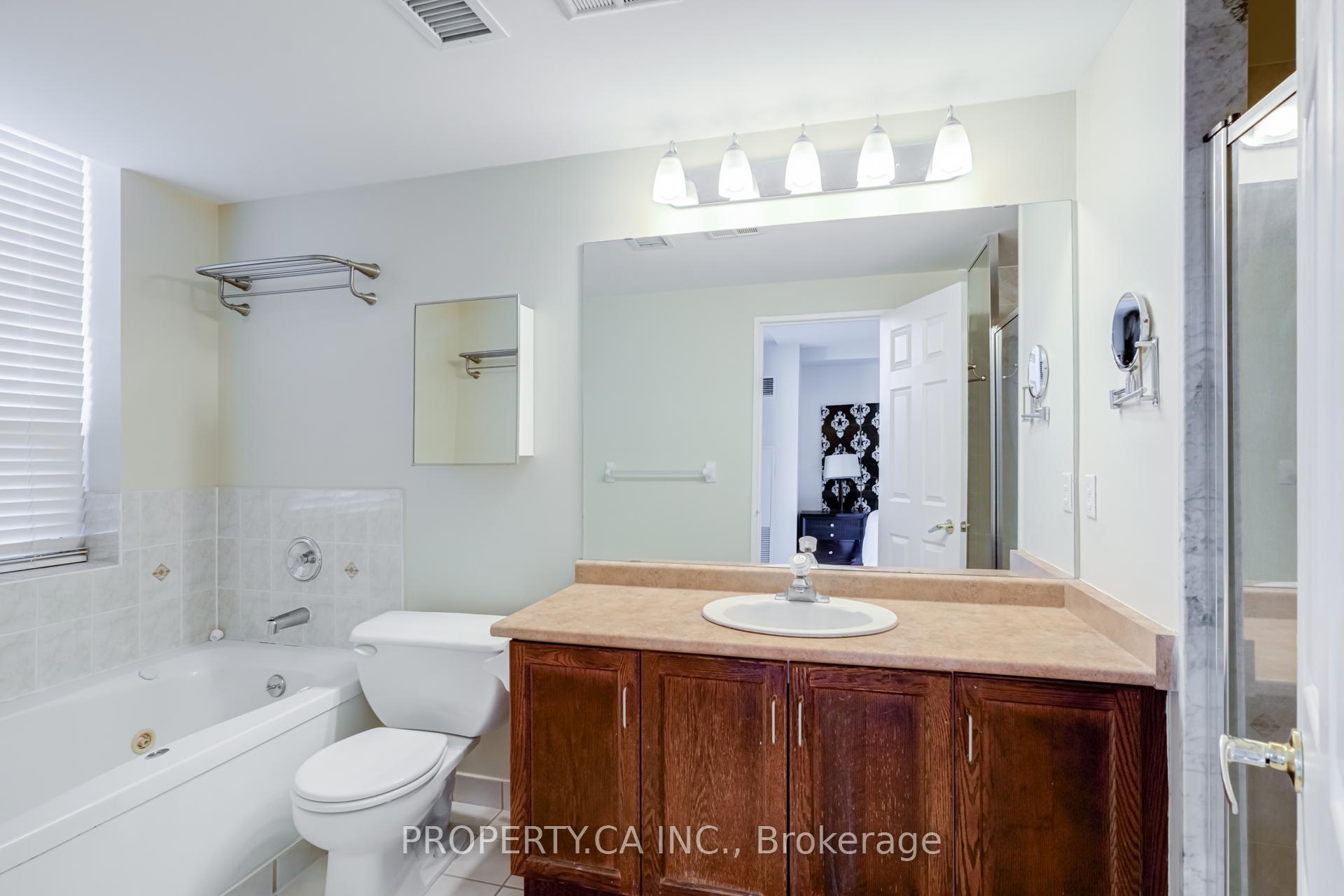 3 Bedrooms Condo at 156 Enfield, Mississauga For sale