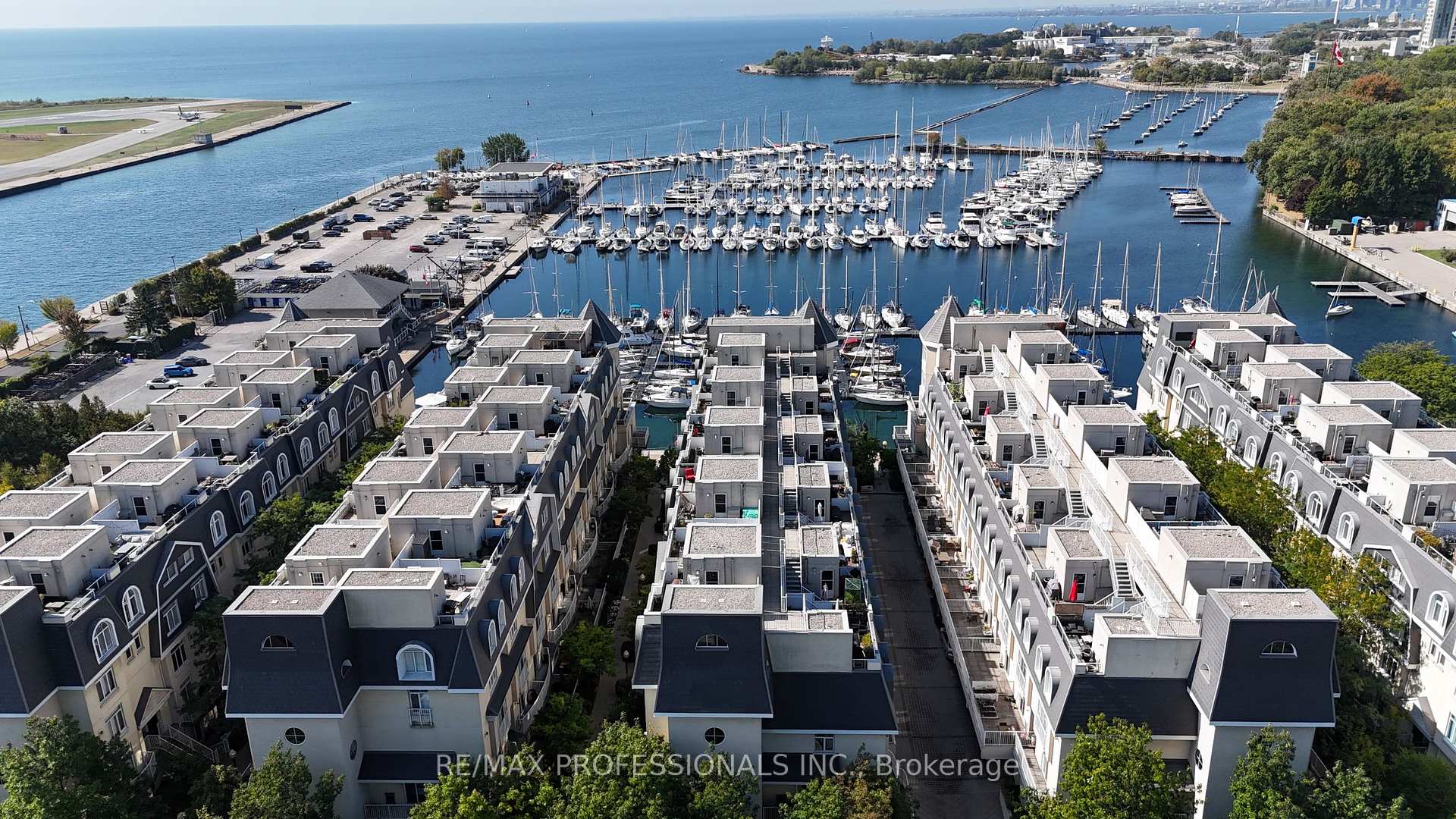 3 Bedrooms Condo at 32 Stadium, Toronto For sale