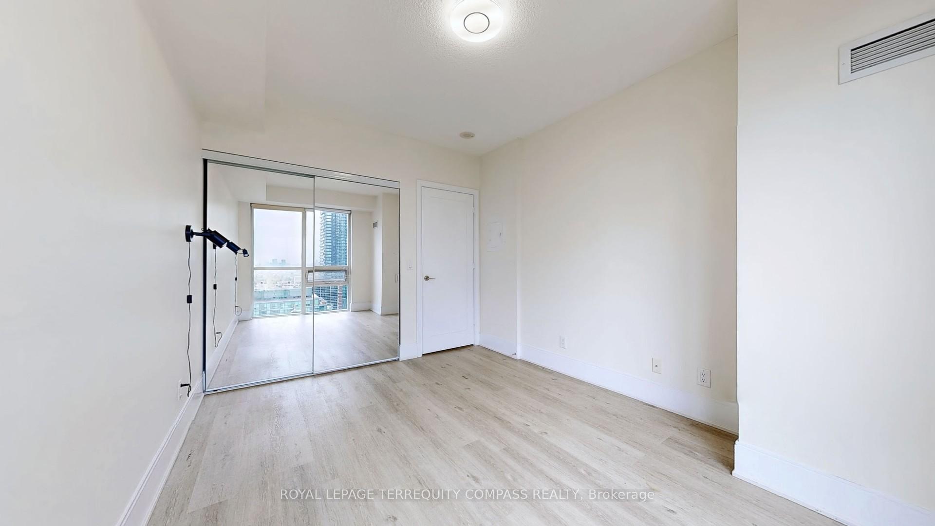 2 Bedrooms Condo at 70 Roehampton,  Toronto For sale