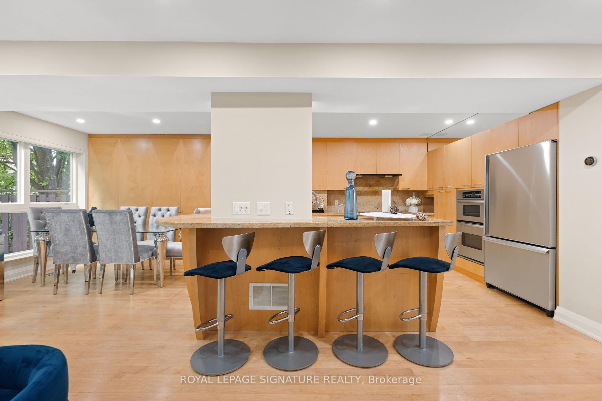 4 Bedrooms Condo at 96 Crimson Mill, Toronto For sale