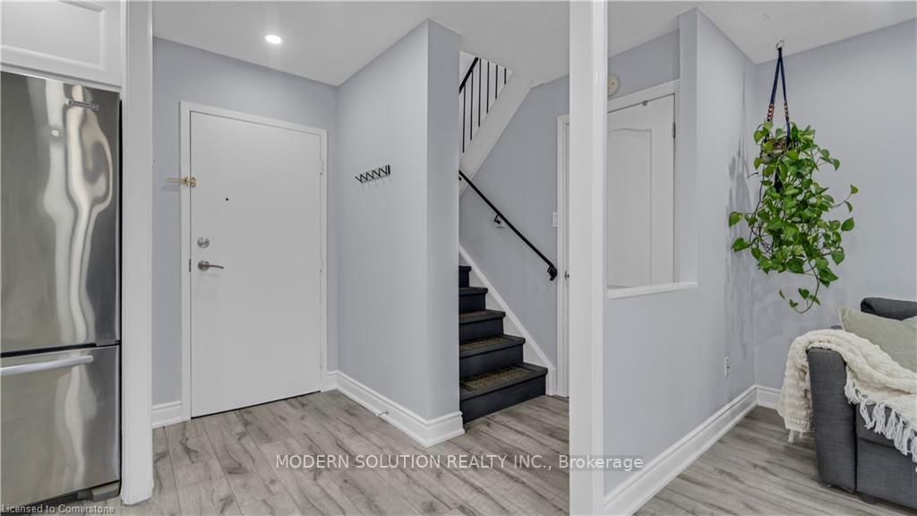 4 Bedrooms Condo at 1016 Falgarwood, Oakville For sale