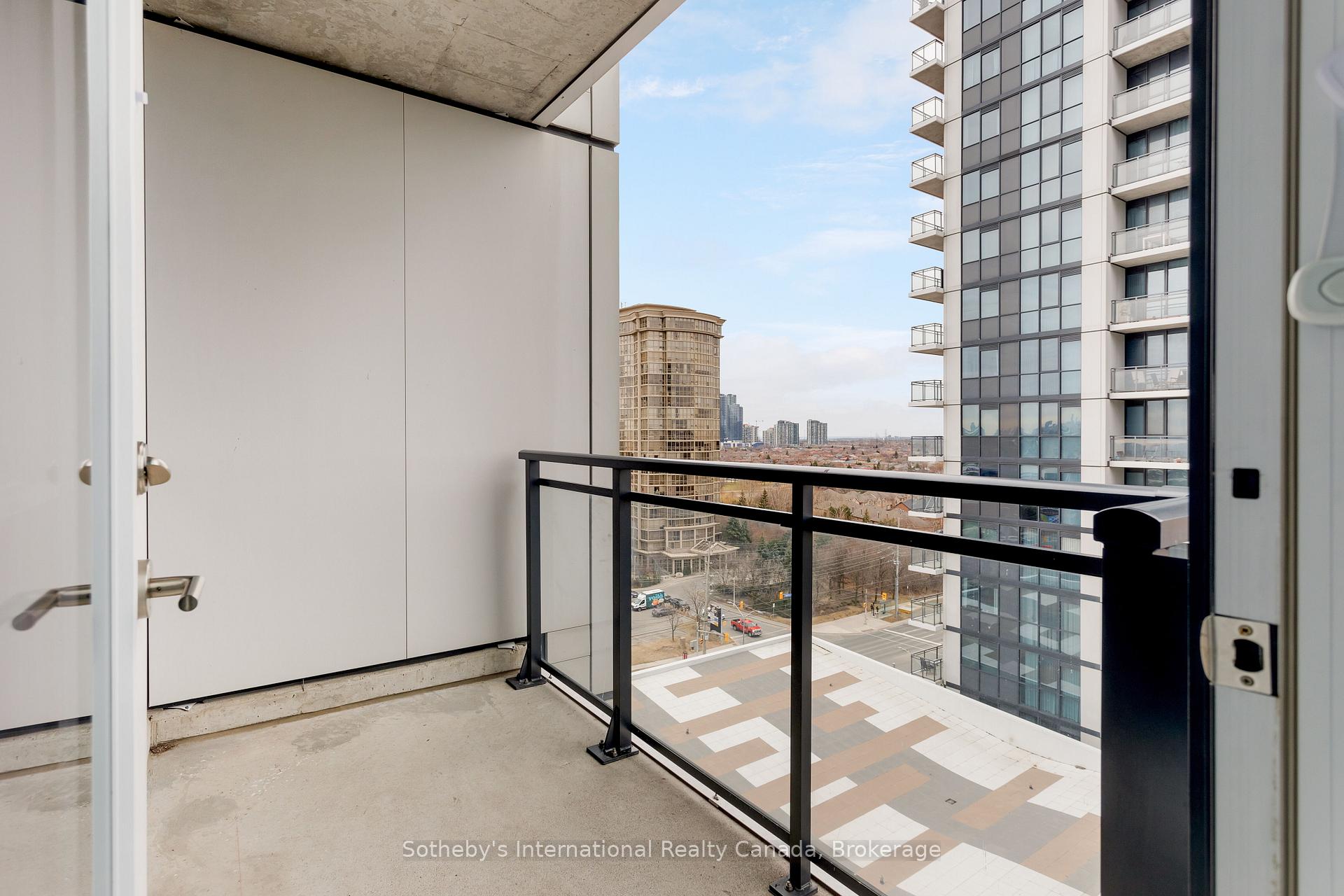 2 Bedrooms Condo at 55 Eglinton, Mississauga For sale