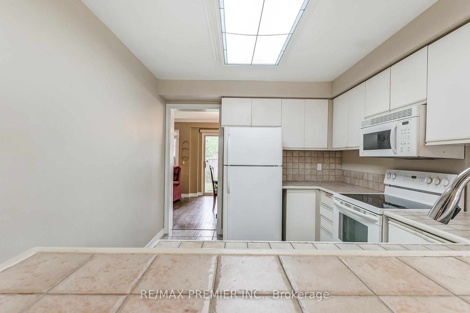 4 Bedrooms Condo at 3600 Colonial, Mississauga For sale