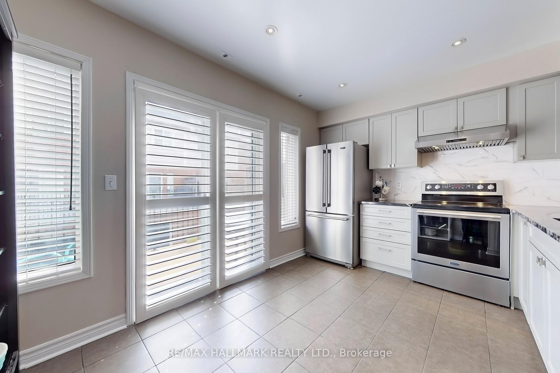 3 Bedrooms Condo at 83 Mondeo,  Toronto For sale